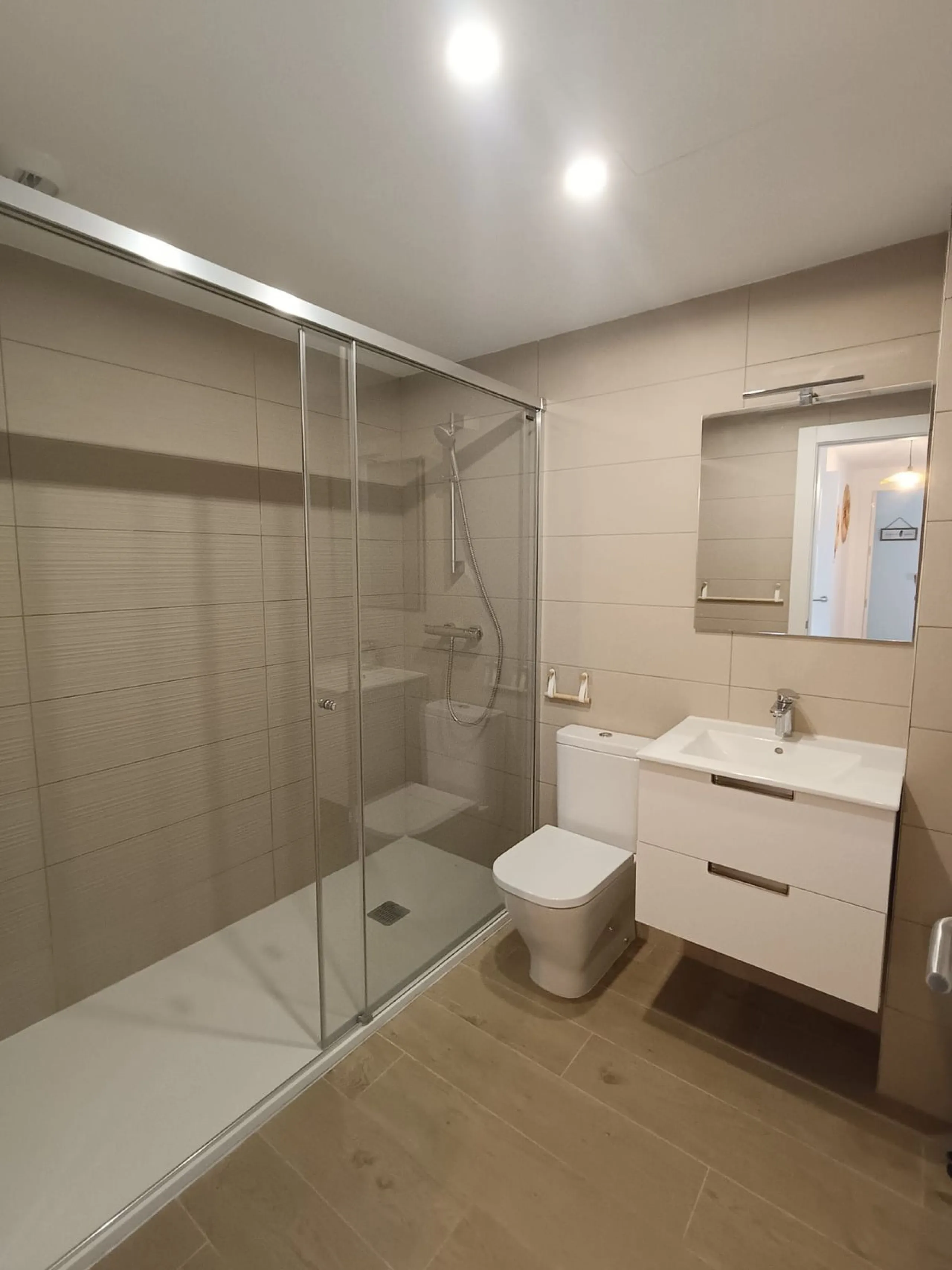 Brand new apartment for sale. Consists of 3 bedrooms, 2 bathrooms, living room with open plan kitchen and terrace with sea views. The orientation is south and the apartment is very bright. The parking space and storage room are included in the price. The 