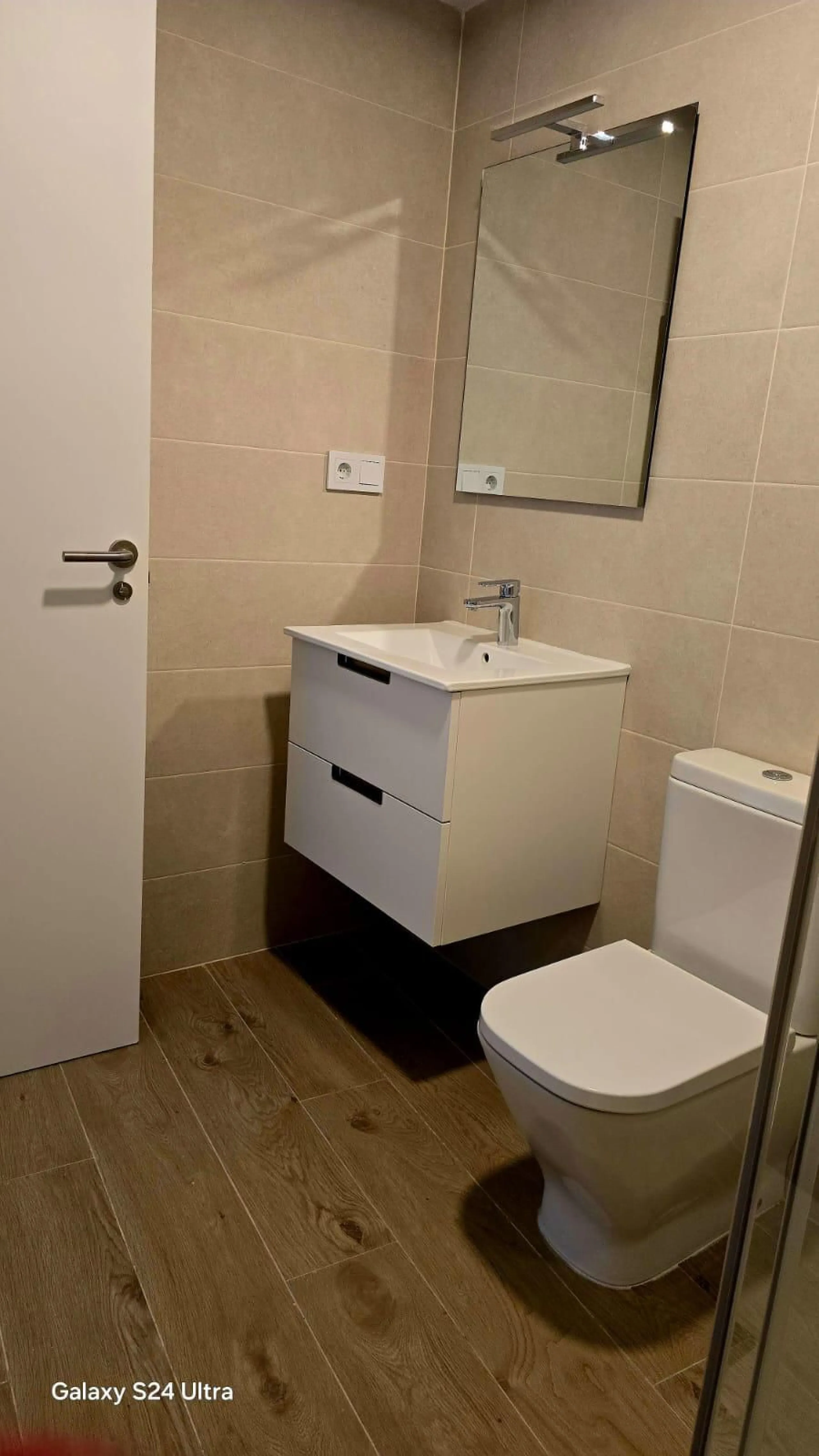 Brand new apartment for sale. Consists of 3 bedrooms, 2 bathrooms, living room with open plan kitchen and terrace with sea views. The orientation is south and the apartment is very bright. The parking space and storage room are included in the price. The 