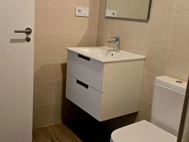 Brand new apartment for sale. Consists of 3 bedrooms, 2 bathrooms, living room with open plan kitchen and terrace with sea views. The orientation is south and the apartment is very bright. The parking space and storage room are included in the price. The 