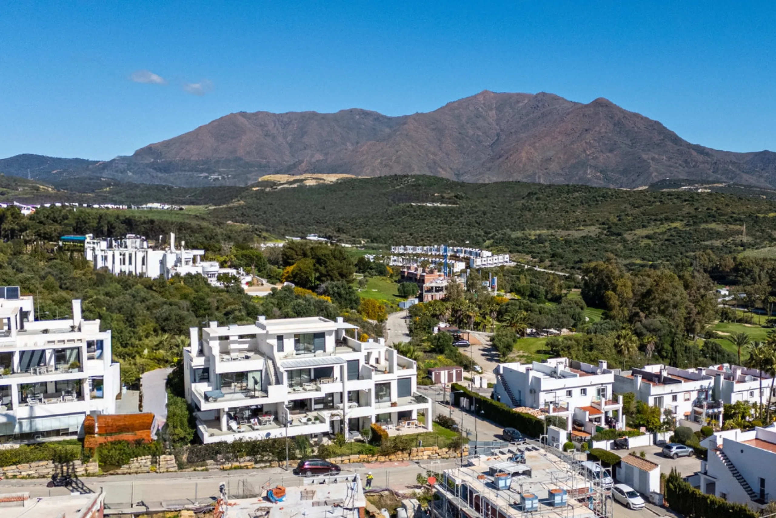 This stunning modern golf front apartment in Estepona with two bedrooms and two bathrooms. The property offers open views of the sea and mountains and is ready to move into. It sits in a well-kept urbanisation with a pool, gym and landscaped gardens. Furn