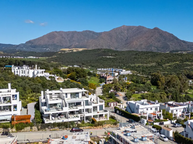 This stunning modern golf front apartment in Estepona with two bedrooms and two bathrooms. The property offers open views of the sea and mountains and is ready to move into. It sits in a well-kept urbanisation with a pool, gym and landscaped gardens. Furn