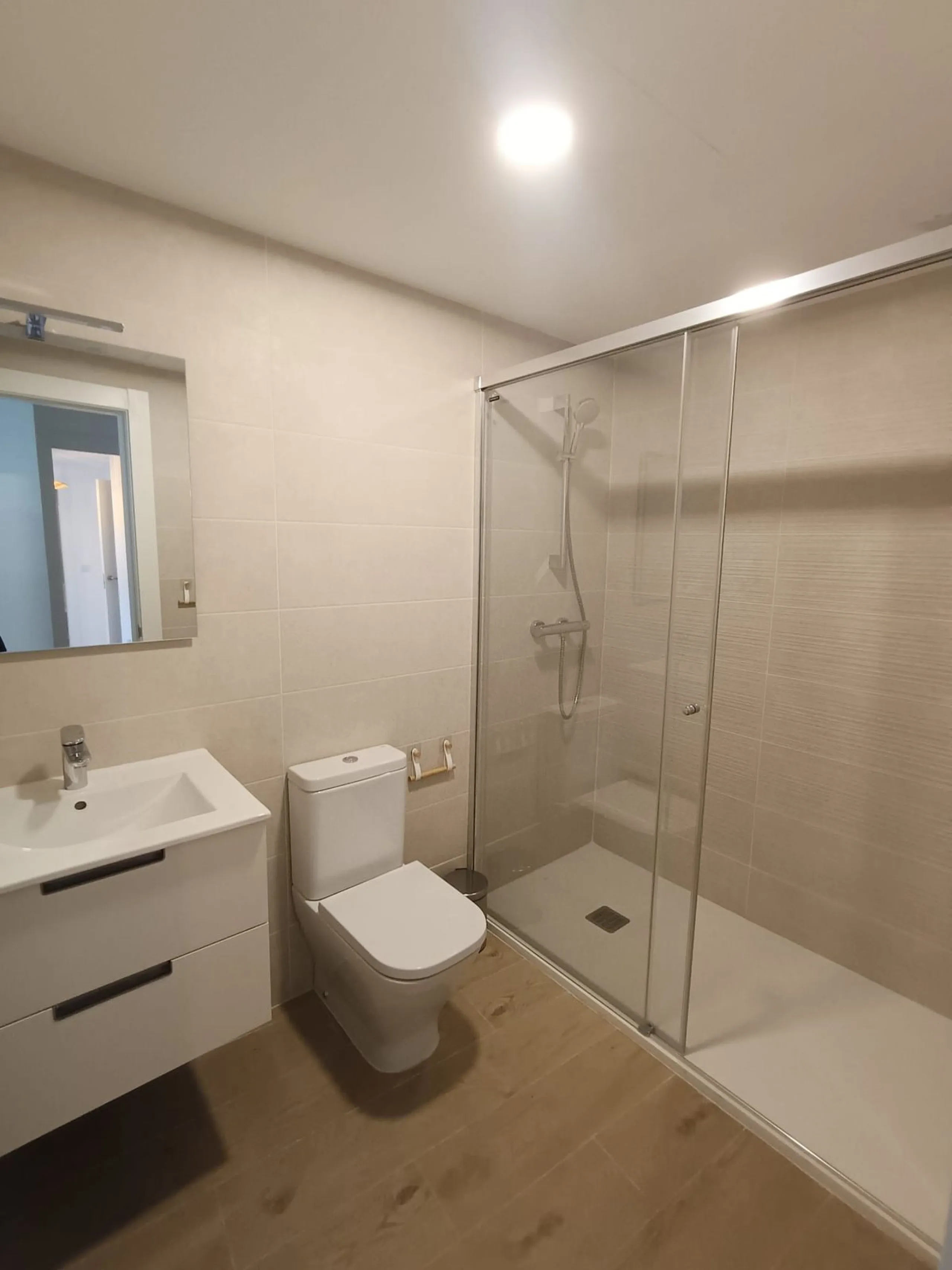 Brand new apartment for sale. Consists of 3 bedrooms, 2 bathrooms, living room with open plan kitchen and terrace with sea views. The orientation is south and the apartment is very bright. The parking space and storage room are included in the price. The 