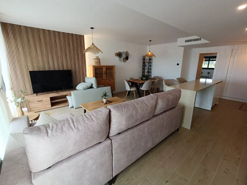 Brand new apartment for sale. Consists of 3 bedrooms, 2 bathrooms, living room with open plan kitchen and terrace with sea views. The orientation is south and the apartment is very bright. The parking space and storage room are included in the price. The 