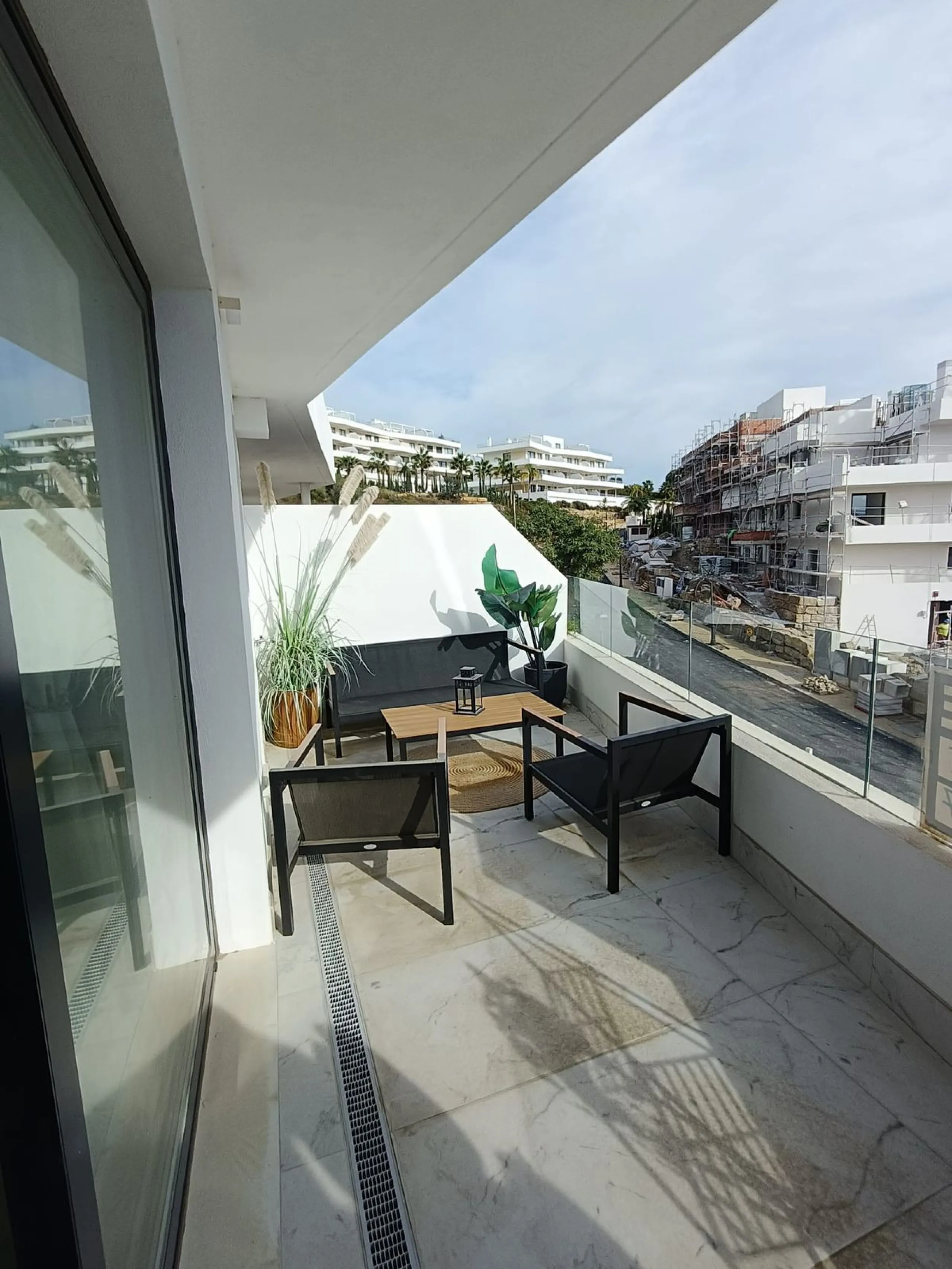 Brand new apartment for sale. Consists of 3 bedrooms, 2 bathrooms, living room with open plan kitchen and terrace with sea views. The orientation is south and the apartment is very bright. The parking space and storage room are included in the price. The 