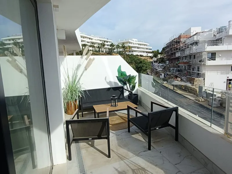 Brand new apartment for sale. Consists of 3 bedrooms, 2 bathrooms, living room with open plan kitchen and terrace with sea views. The orientation is south and the apartment is very bright. The parking space and storage room are included in the price. The 