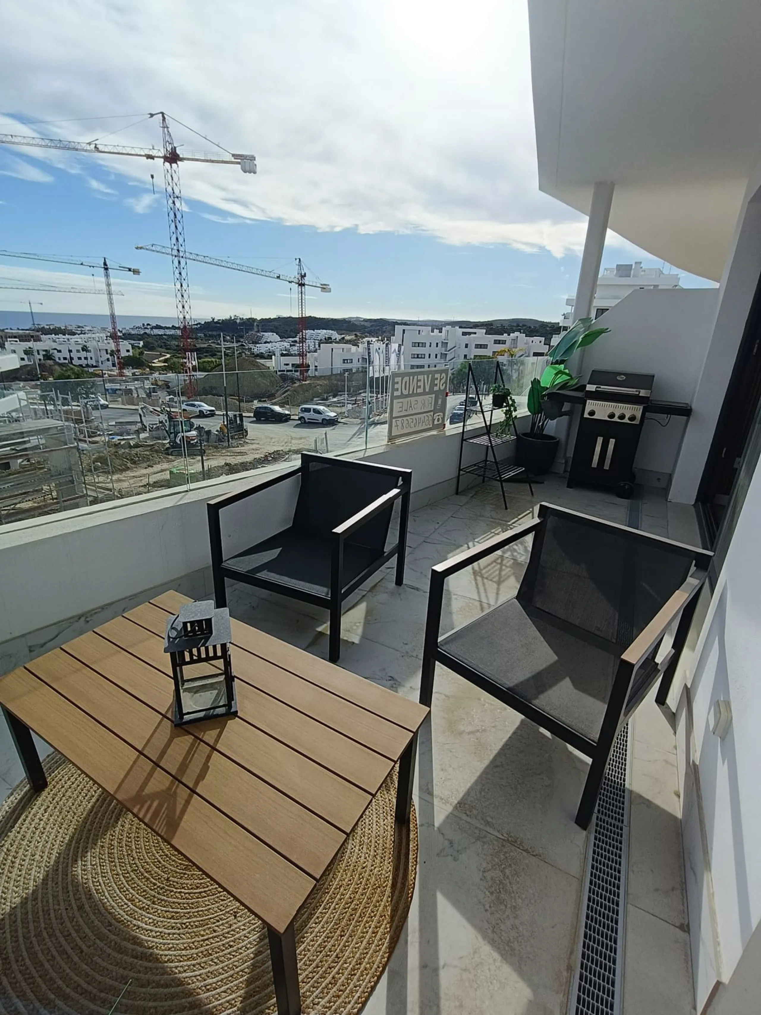 Brand new apartment for sale. Consists of 3 bedrooms, 2 bathrooms, living room with open plan kitchen and terrace with sea views. The orientation is south and the apartment is very bright. The parking space and storage room are included in the price. The 