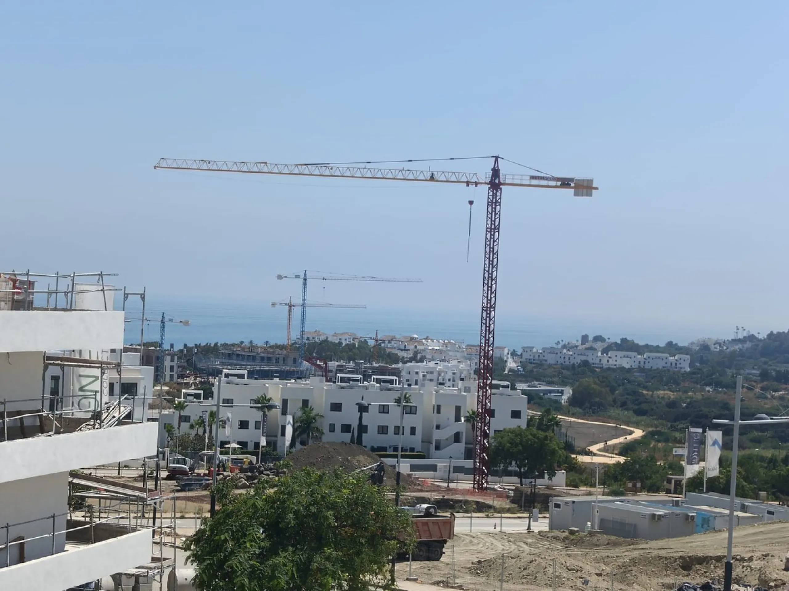 Brand new apartment for sale. Consists of 3 bedrooms, 2 bathrooms, living room with open plan kitchen and terrace with sea views. The orientation is south and the apartment is very bright. The parking space and storage room are included in the price. The 