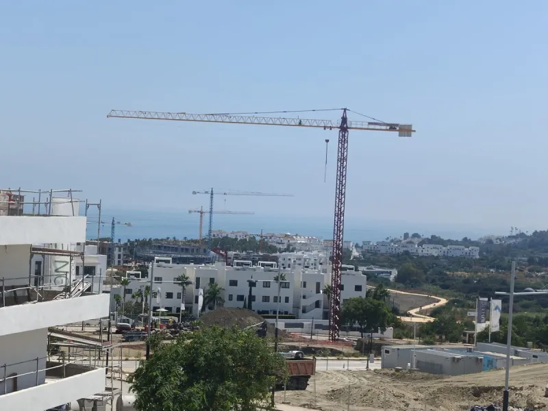 Brand new apartment for sale. Consists of 3 bedrooms, 2 bathrooms, living room with open plan kitchen and terrace with sea views. The orientation is south and the apartment is very bright. The parking space and storage room are included in the price. The 