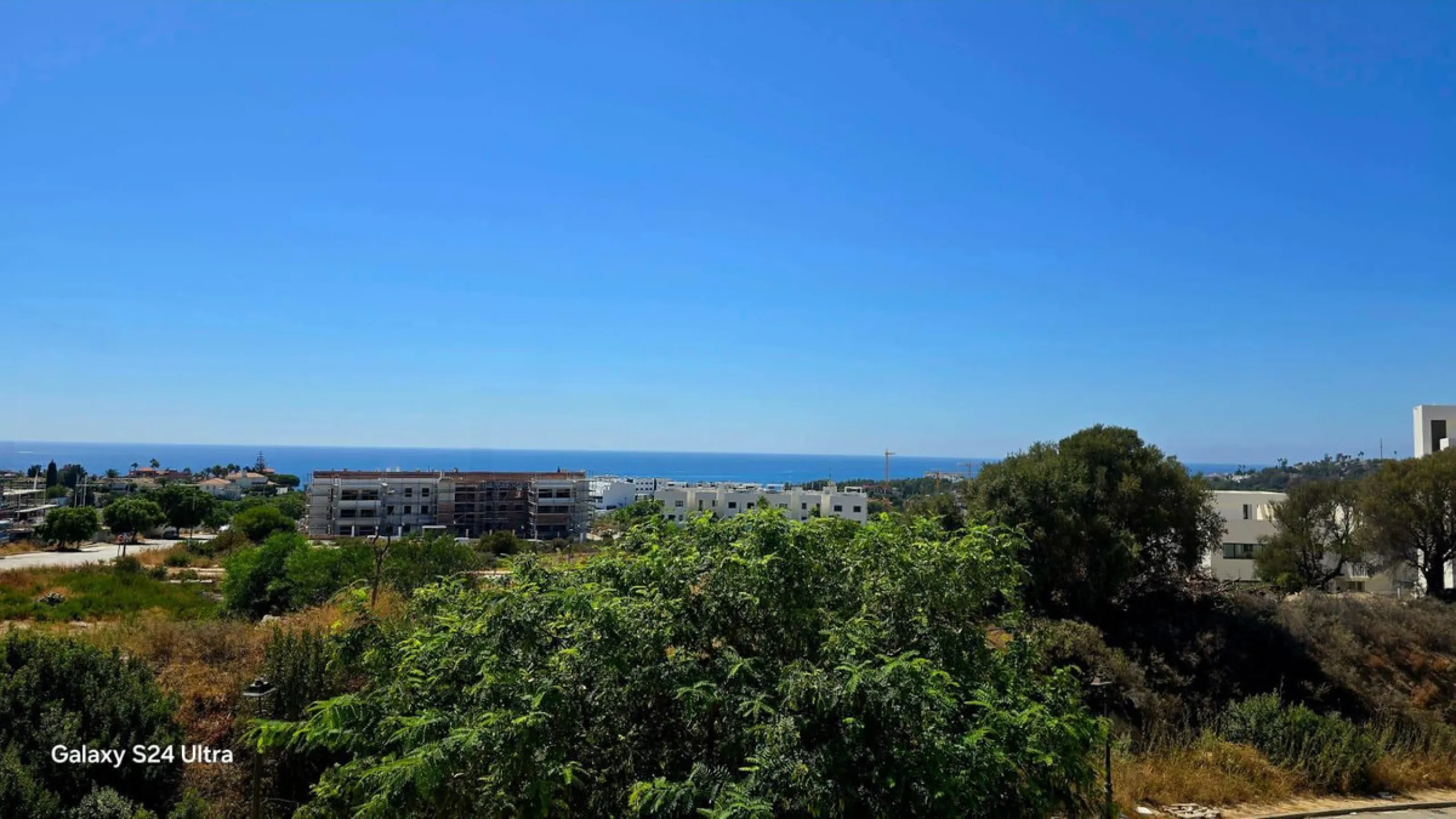 Brand new apartment for sale. Consists of 3 bedrooms, 2 bathrooms, living room with open plan kitchen and terrace with sea views. The orientation is south and the apartment is very bright. The parking space and storage room are included in the price. The 