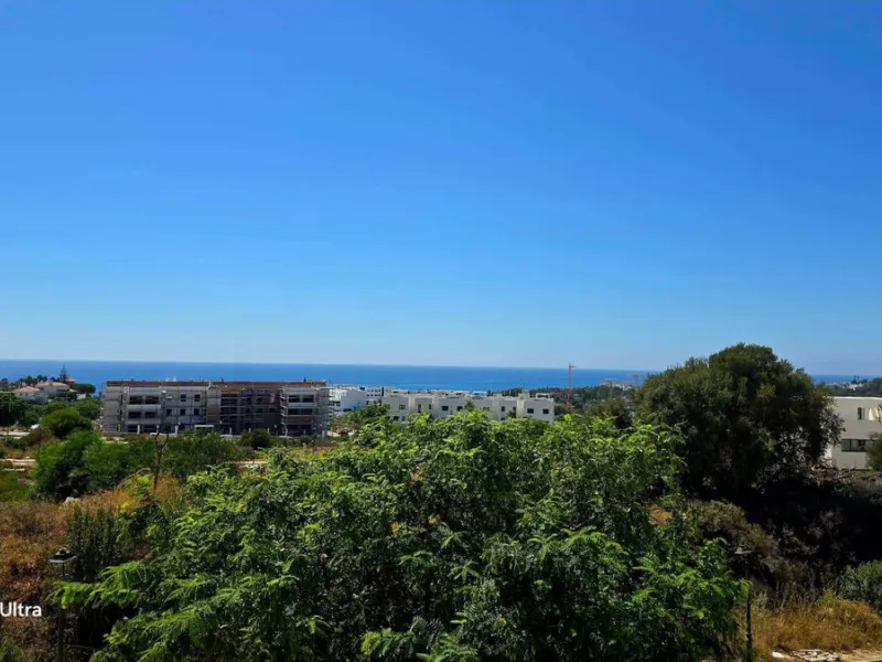 Brand new apartment for sale. Consists of 3 bedrooms, 2 bathrooms, living room with open plan kitchen and terrace with sea views. The orientation is south and the apartment is very bright. The parking space and storage room are included in the price. The 
