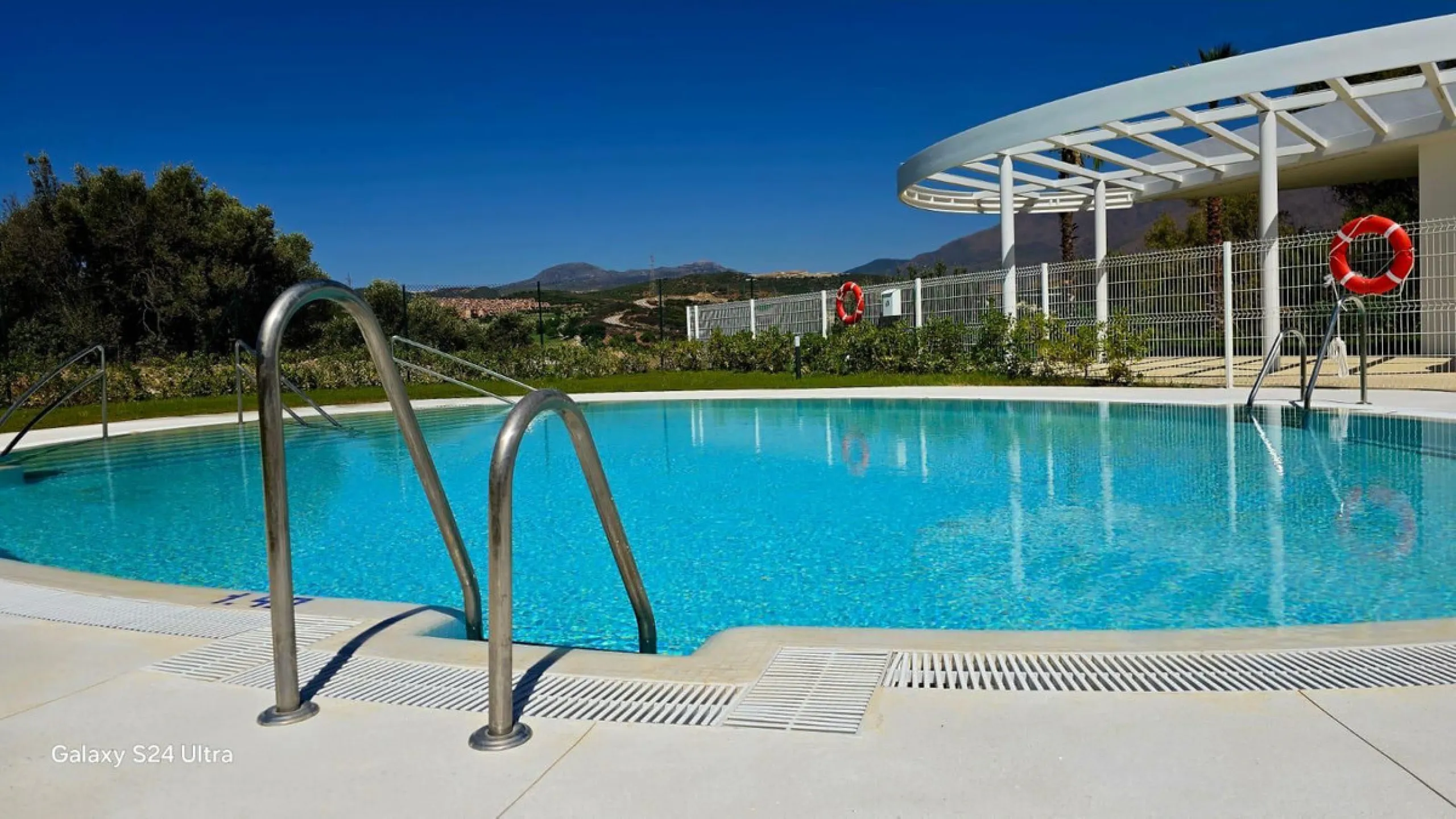 Brand new apartment for sale. Consists of 3 bedrooms, 2 bathrooms, living room with open plan kitchen and terrace with sea views. The orientation is south and the apartment is very bright. The parking space and storage room are included in the price. The 