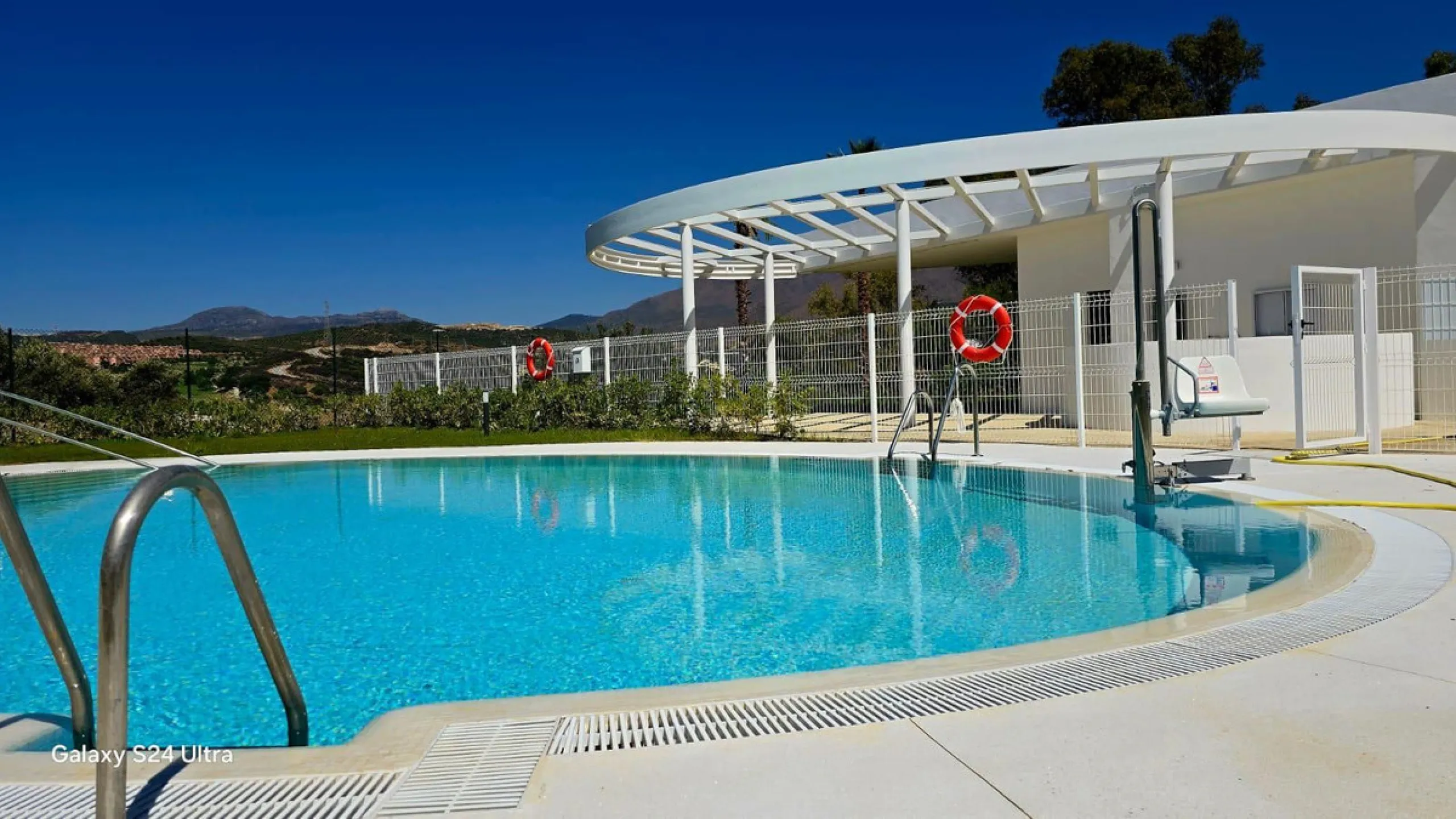 Brand new apartment for sale. Consists of 3 bedrooms, 2 bathrooms, living room with open plan kitchen and terrace with sea views. The orientation is south and the apartment is very bright. The parking space and storage room are included in the price. The 