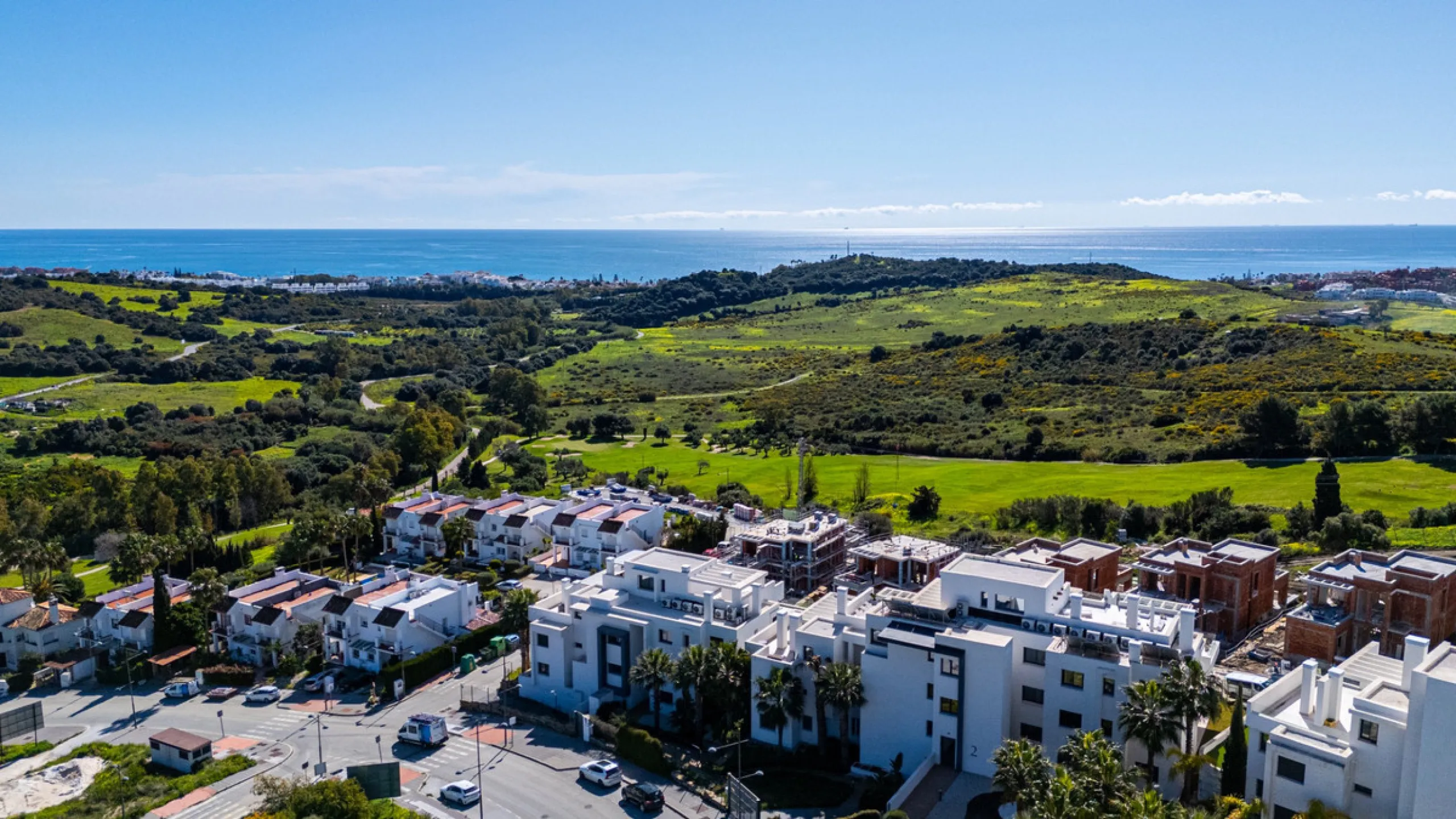 This stunning modern golf front apartment in Estepona with two bedrooms and two bathrooms. The property offers open views of the sea and mountains and is ready to move into. It sits in a well-kept urbanisation with a pool, gym and landscaped gardens. Furn