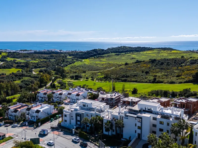 This stunning modern golf front apartment in Estepona with two bedrooms and two bathrooms. The property offers open views of the sea and mountains and is ready to move into. It sits in a well-kept urbanisation with a pool, gym and landscaped gardens. Furn