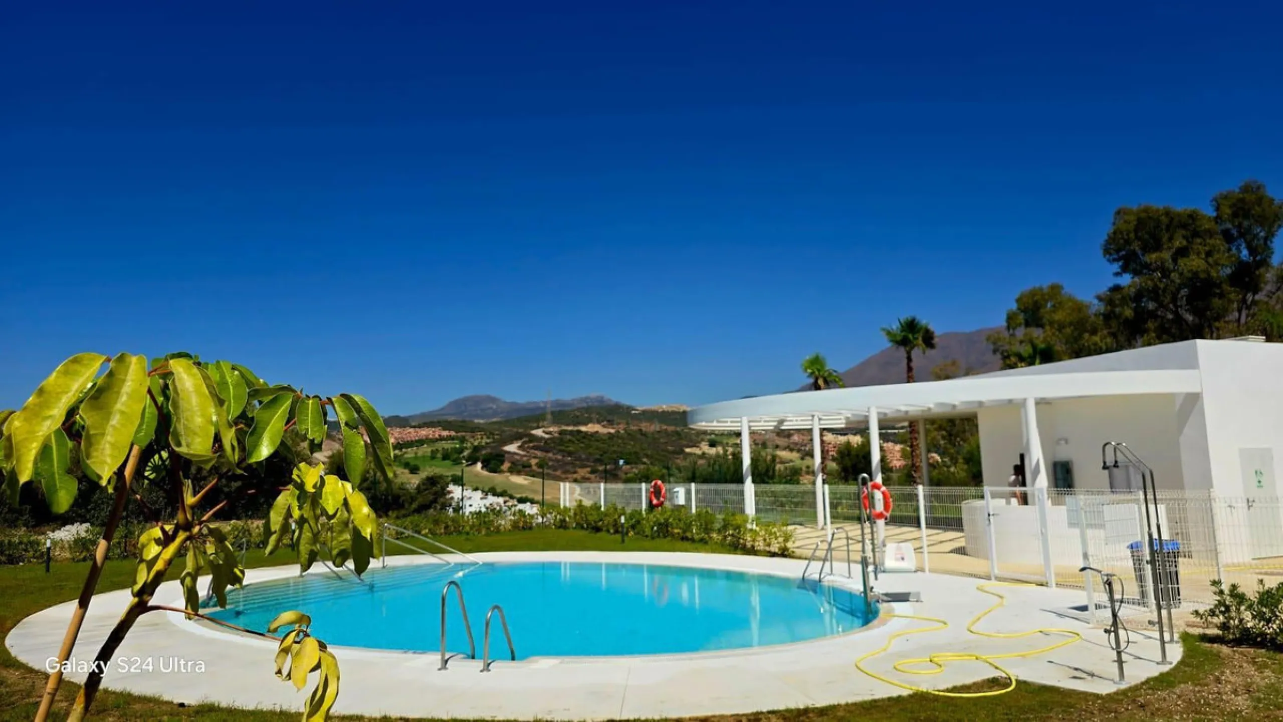 Brand new apartment for sale. Consists of 3 bedrooms, 2 bathrooms, living room with open plan kitchen and terrace with sea views. The orientation is south and the apartment is very bright. The parking space and storage room are included in the price. The 