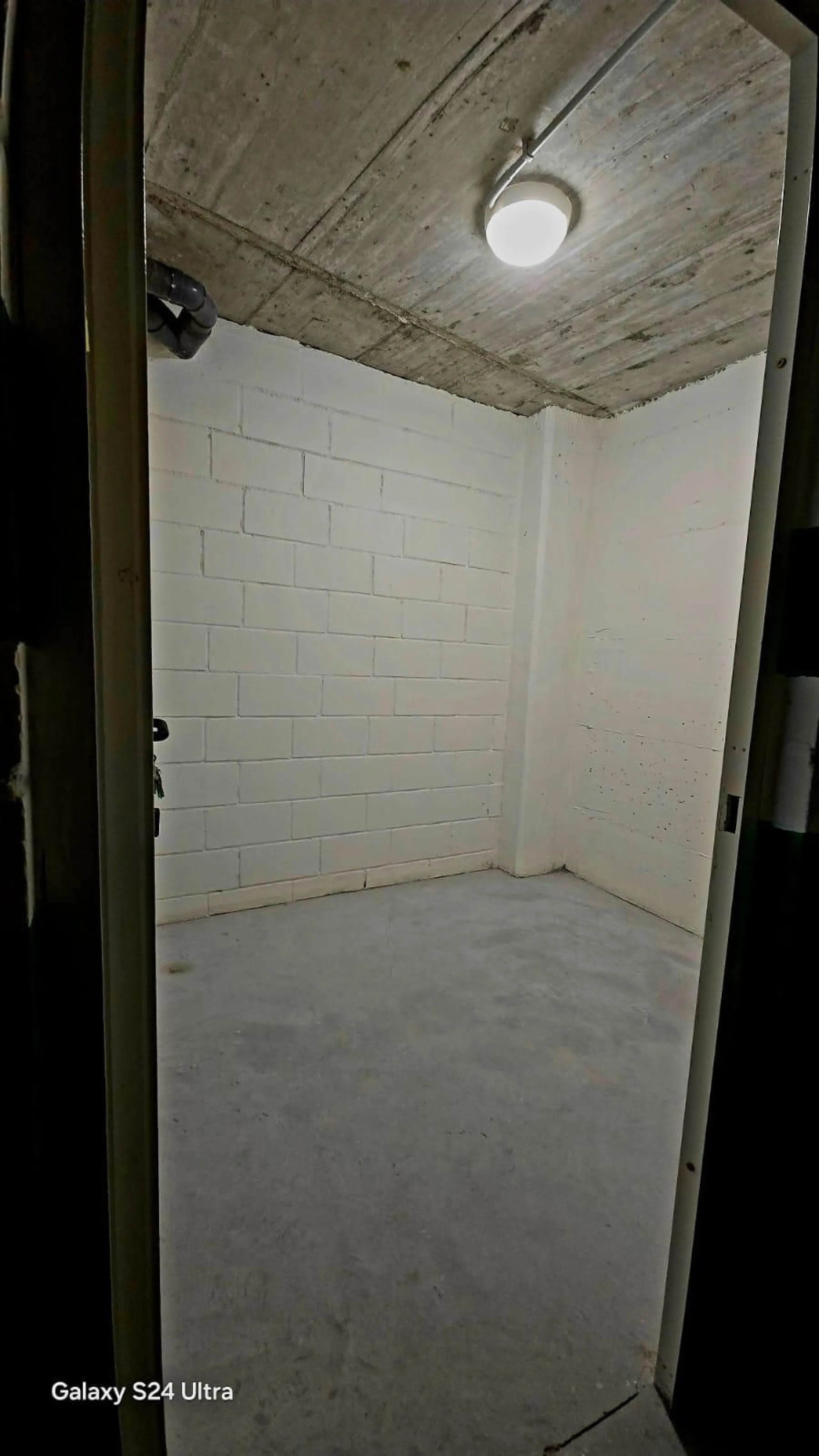 Brand new apartment for sale. Consists of 3 bedrooms, 2 bathrooms, living room with open plan kitchen and terrace with sea views. The orientation is south and the apartment is very bright. The parking space and storage room are included in the price. The 