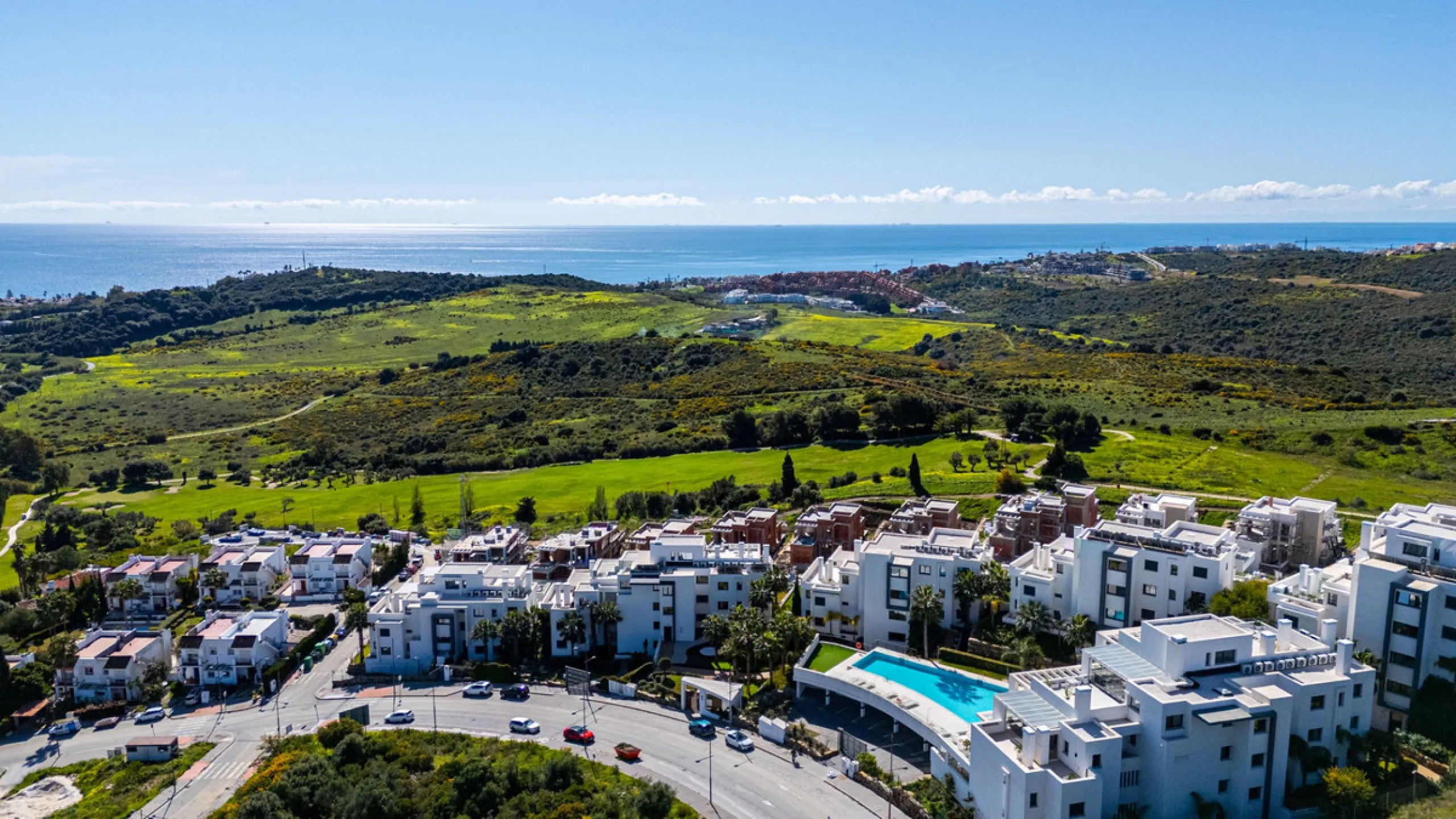 This stunning modern golf front apartment in Estepona with two bedrooms and two bathrooms. The property offers open views of the sea and mountains and is ready to move into. It sits in a well-kept urbanisation with a pool, gym and landscaped gardens. Furn