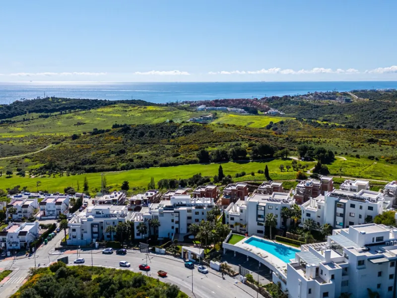 This stunning modern golf front apartment in Estepona with two bedrooms and two bathrooms. The property offers open views of the sea and mountains and is ready to move into. It sits in a well-kept urbanisation with a pool, gym and landscaped gardens. Furn