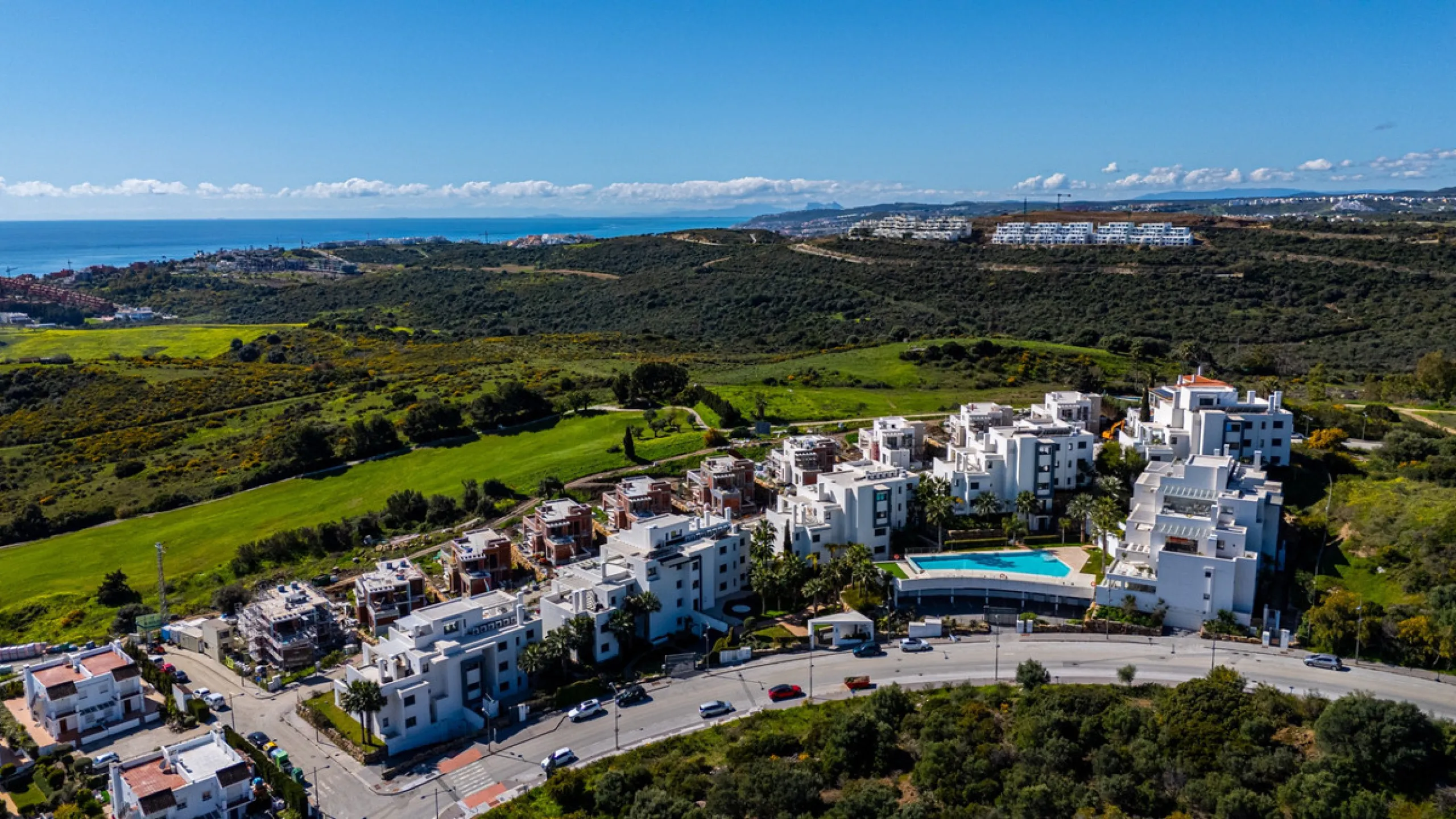 This stunning modern golf front apartment in Estepona with two bedrooms and two bathrooms. The property offers open views of the sea and mountains and is ready to move into. It sits in a well-kept urbanisation with a pool, gym and landscaped gardens. Furn