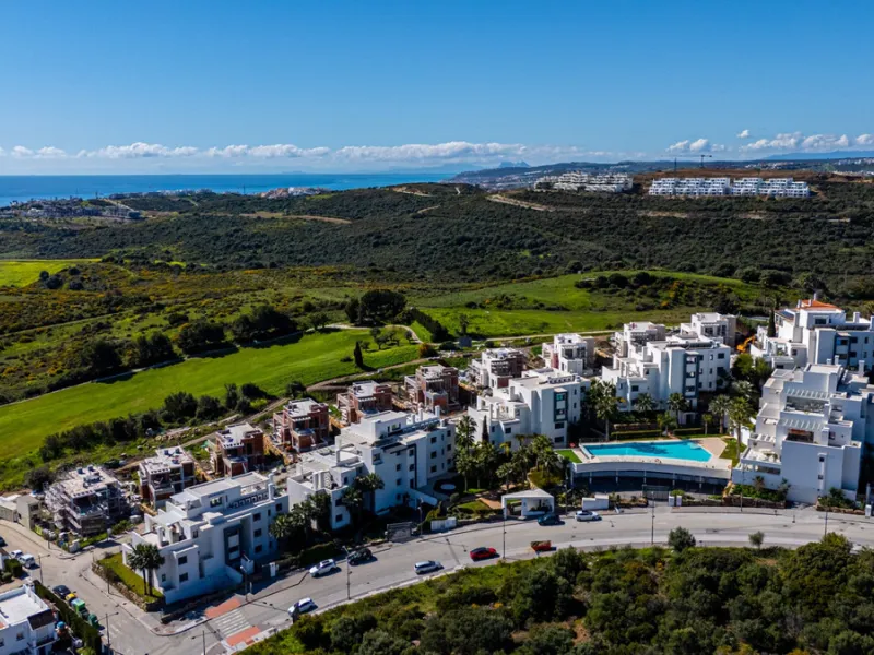 This stunning modern golf front apartment in Estepona with two bedrooms and two bathrooms. The property offers open views of the sea and mountains and is ready to move into. It sits in a well-kept urbanisation with a pool, gym and landscaped gardens. Furn