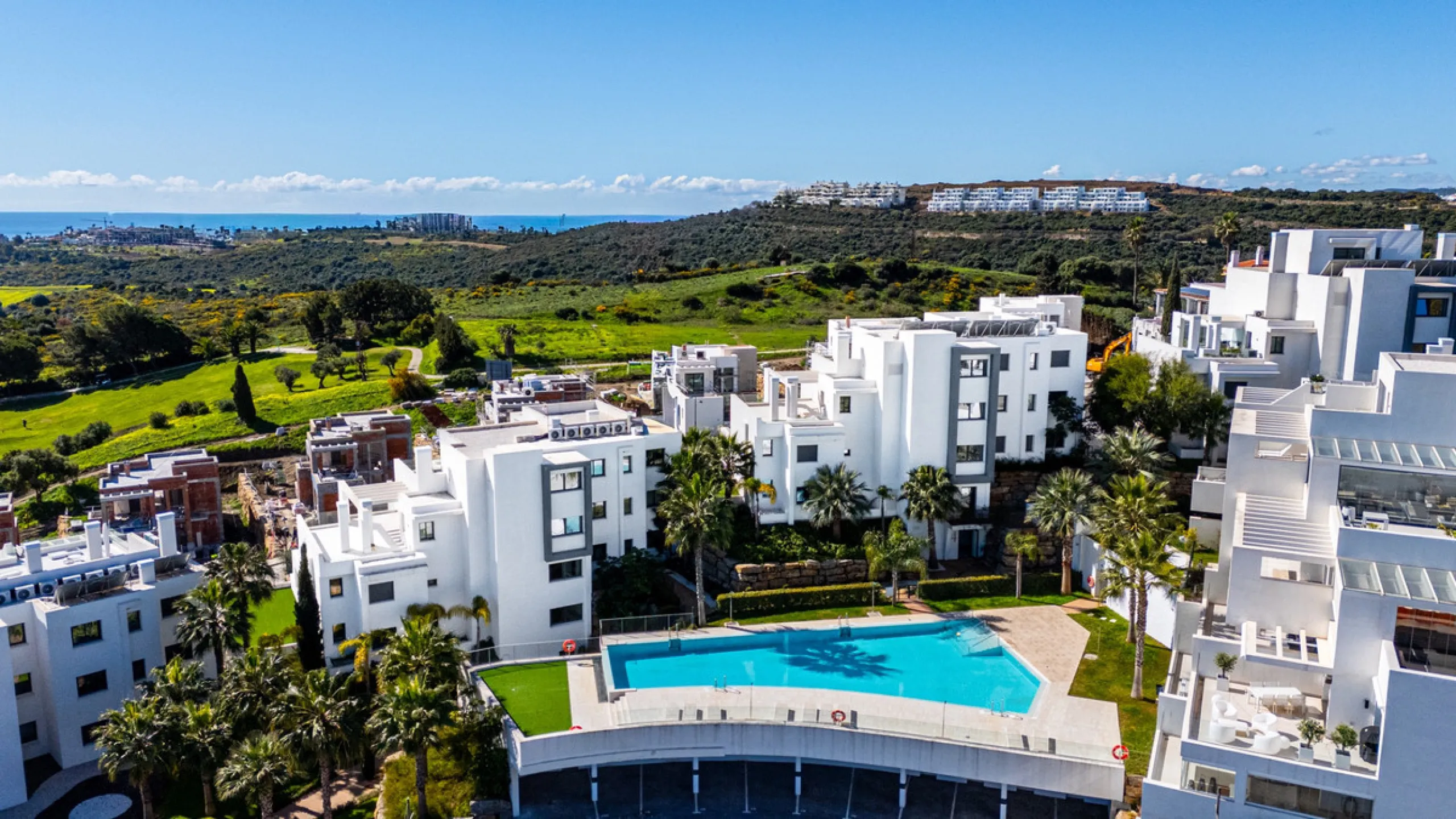 This stunning modern golf front apartment in Estepona with two bedrooms and two bathrooms. The property offers open views of the sea and mountains and is ready to move into. It sits in a well-kept urbanisation with a pool, gym and landscaped gardens. Furn
