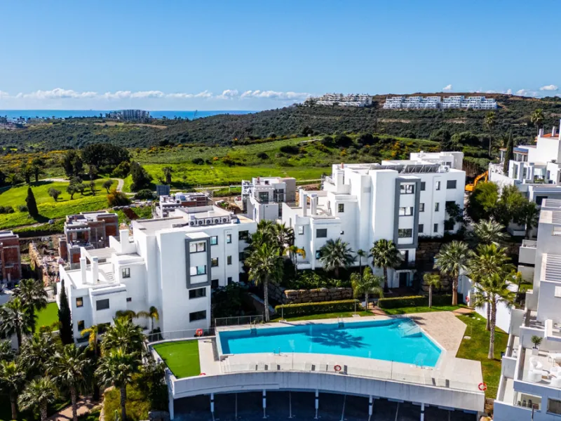 This stunning modern golf front apartment in Estepona with two bedrooms and two bathrooms. The property offers open views of the sea and mountains and is ready to move into. It sits in a well-kept urbanisation with a pool, gym and landscaped gardens. Furn