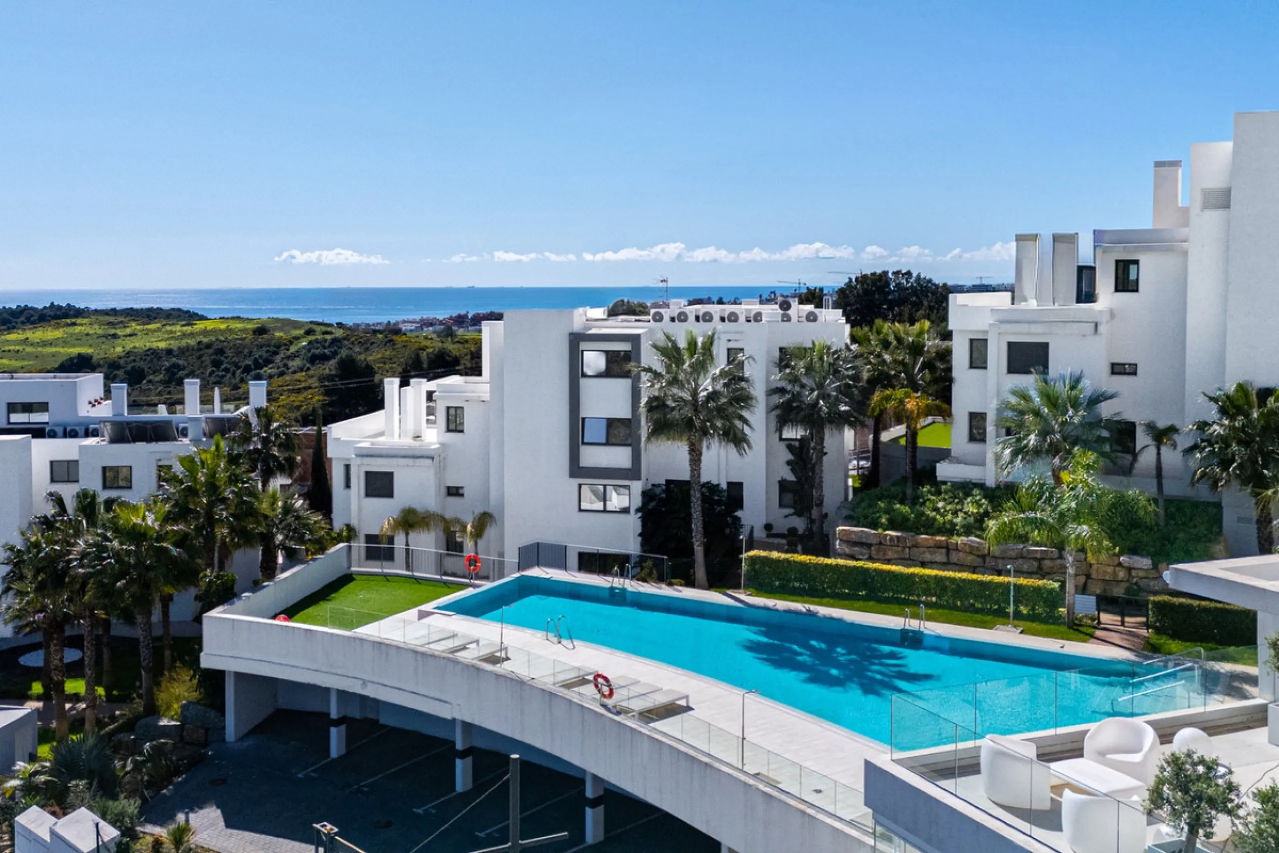 This stunning modern golf front apartment in Estepona with two bedrooms and two bathrooms. The property offers open views of the sea and mountains and is ready to move into. It sits in a well-kept urbanisation with a pool, gym and landscaped gardens. Furn