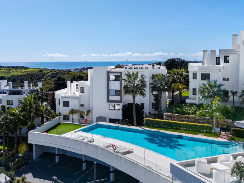 This stunning modern golf front apartment in Estepona with two bedrooms and two bathrooms. The property offers open views of the sea and mountains and is ready to move into. It sits in a well-kept urbanisation with a pool, gym and landscaped gardens. Furn