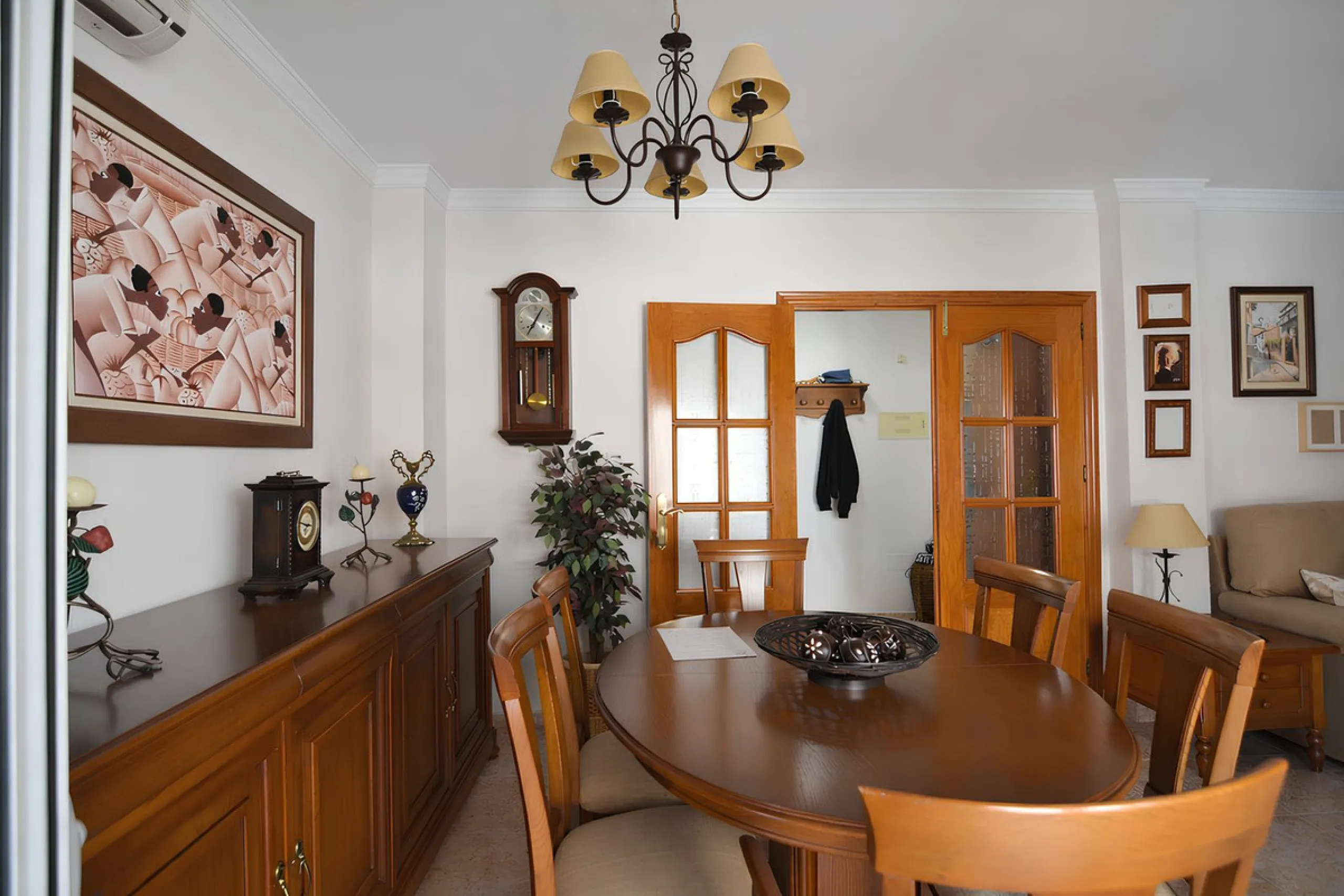 Wir freuen uns, diese prächtige Wohnung im begehrten Viertel Las Lagunas vorzustellen
