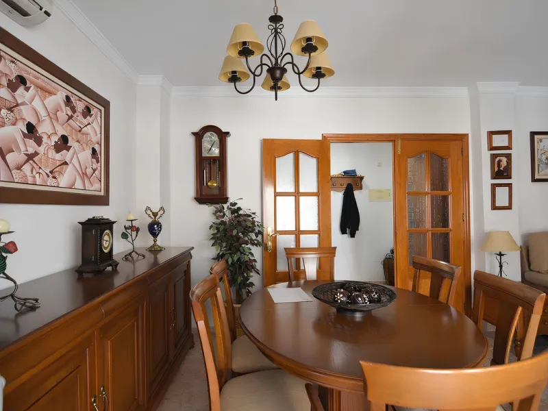 Wir freuen uns, diese prächtige Wohnung im begehrten Viertel Las Lagunas vorzustellen