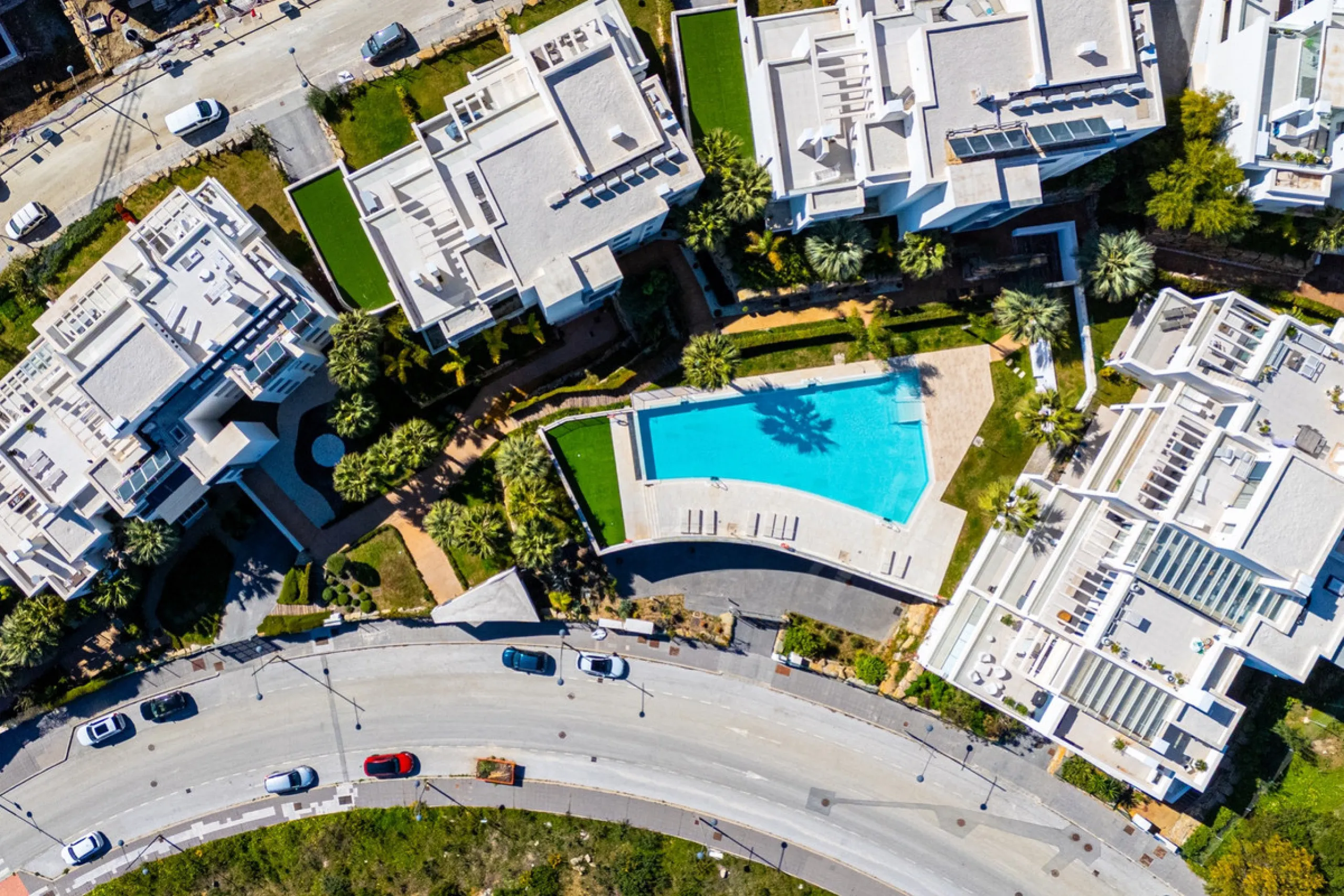 This stunning modern golf front apartment in Estepona with two bedrooms and two bathrooms. The property offers open views of the sea and mountains and is ready to move into. It sits in a well-kept urbanisation with a pool, gym and landscaped gardens. Furn