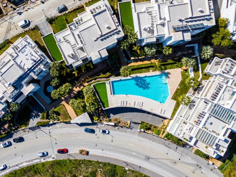 This stunning modern golf front apartment in Estepona with two bedrooms and two bathrooms. The property offers open views of the sea and mountains and is ready to move into. It sits in a well-kept urbanisation with a pool, gym and landscaped gardens. Furn