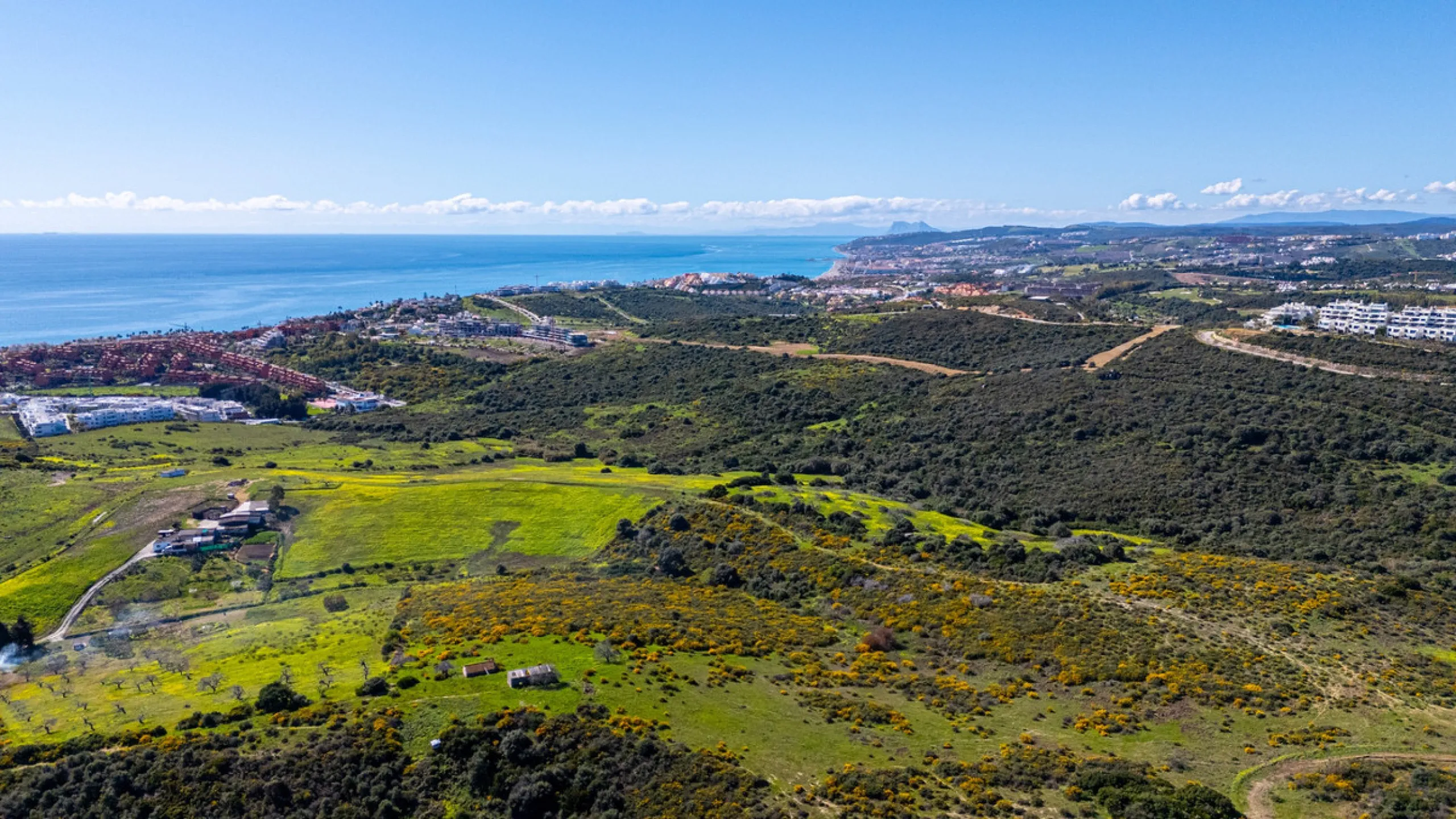 This stunning modern golf front apartment in Estepona with two bedrooms and two bathrooms. The property offers open views of the sea and mountains and is ready to move into. It sits in a well-kept urbanisation with a pool, gym and landscaped gardens. Furn
