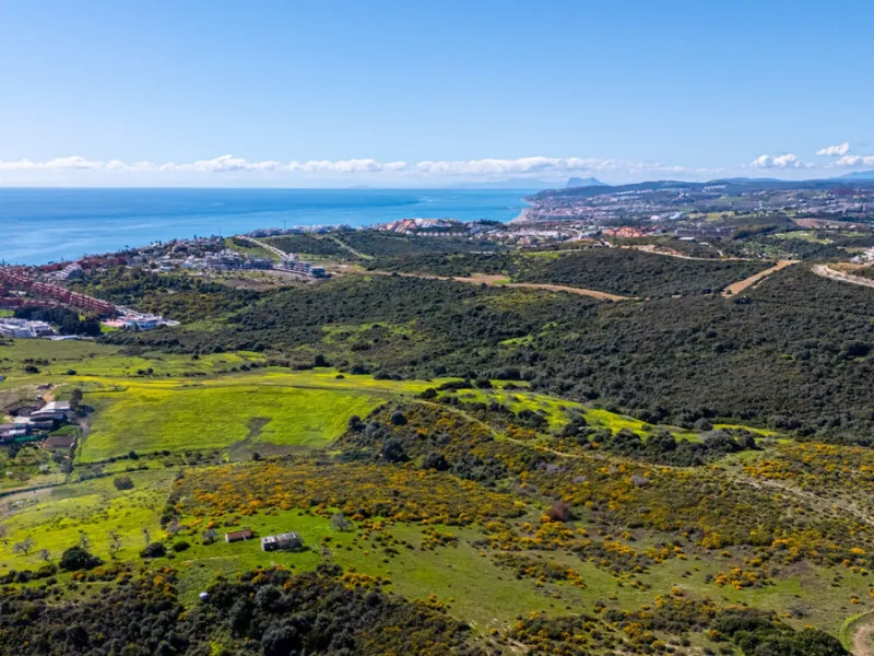This stunning modern golf front apartment in Estepona with two bedrooms and two bathrooms. The property offers open views of the sea and mountains and is ready to move into. It sits in a well-kept urbanisation with a pool, gym and landscaped gardens. Furn