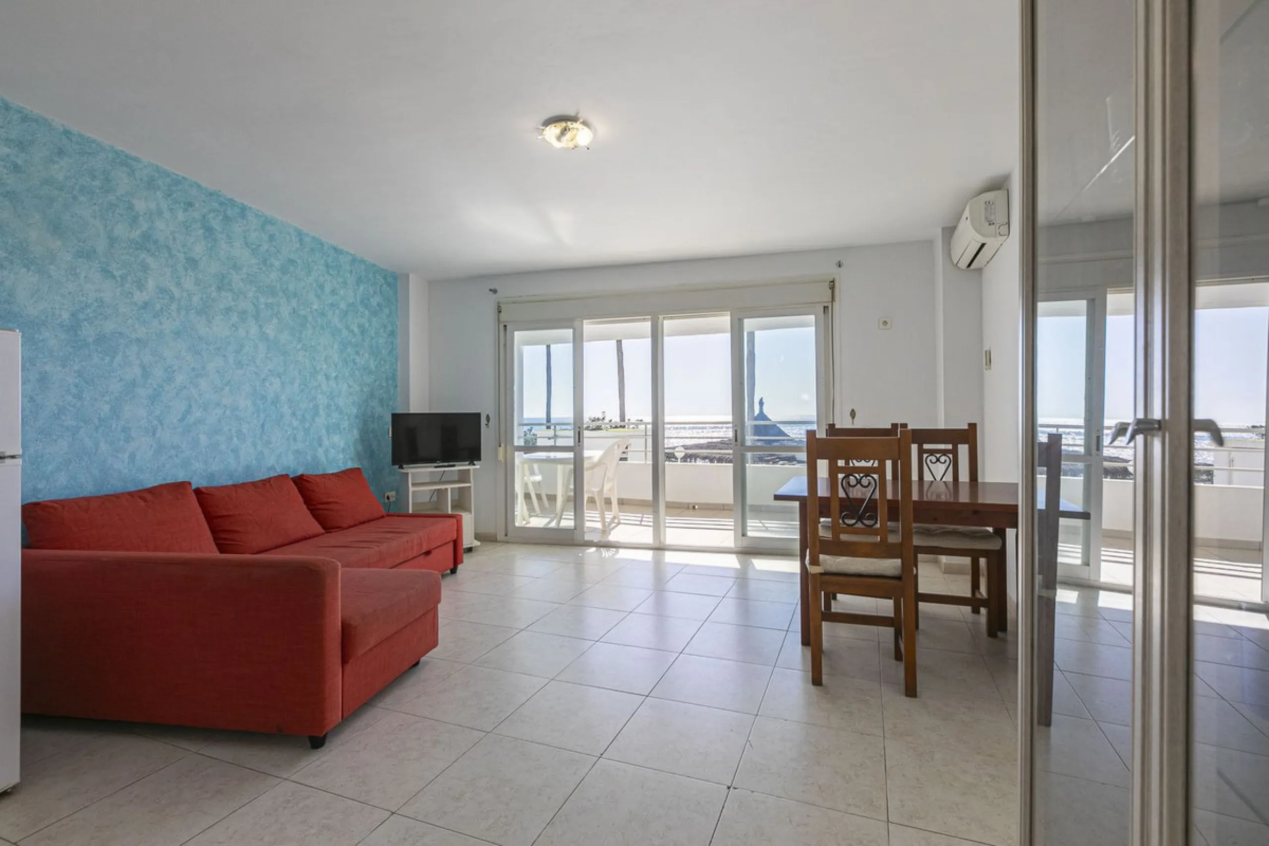 Exceptional apartment on the beachfront with spectacular sea views.