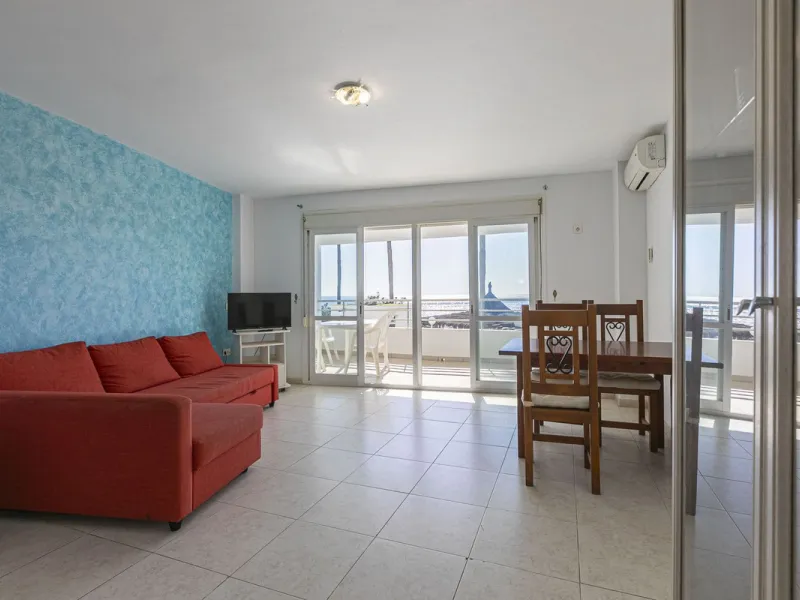 Exceptional apartment on the beachfront with spectacular sea views.