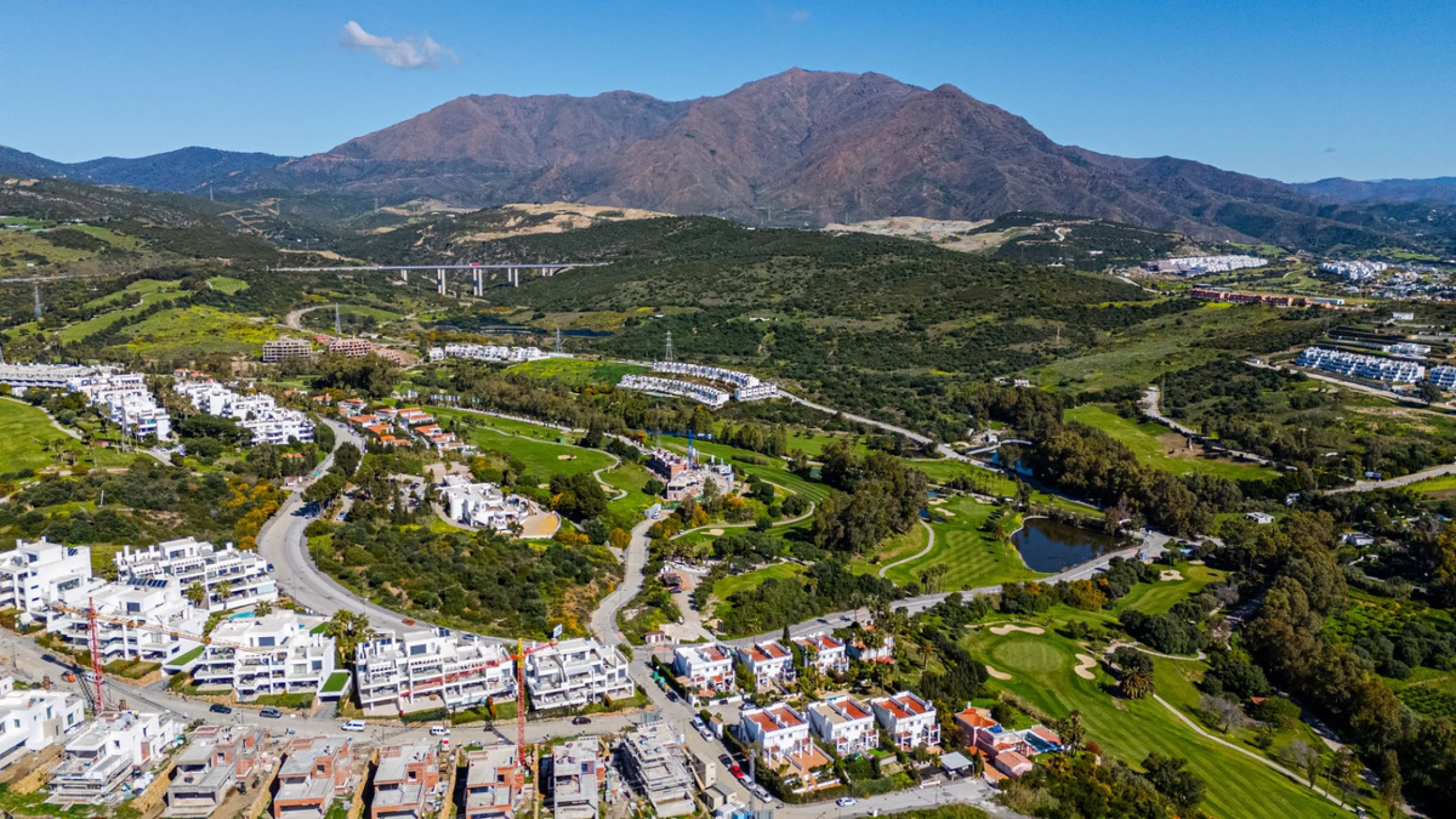 This stunning modern golf front apartment in Estepona with two bedrooms and two bathrooms. The property offers open views of the sea and mountains and is ready to move into. It sits in a well-kept urbanisation with a pool, gym and landscaped gardens. Furn