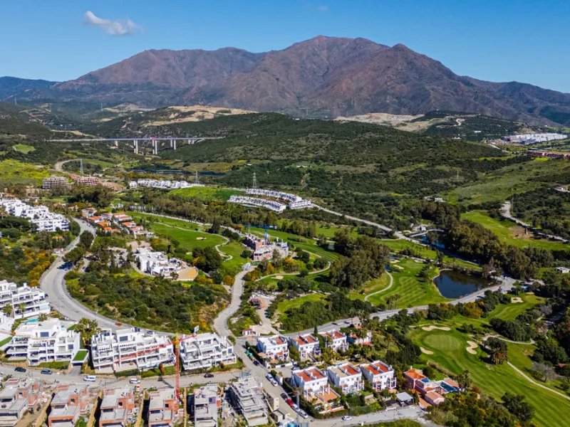 This stunning modern golf front apartment in Estepona with two bedrooms and two bathrooms. The property offers open views of the sea and mountains and is ready to move into. It sits in a well-kept urbanisation with a pool, gym and landscaped gardens. Furn