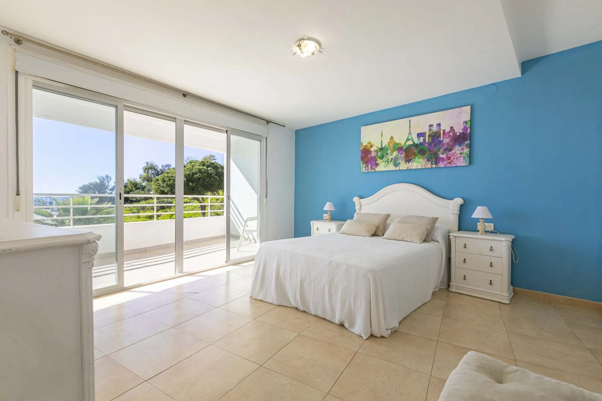 Exceptional apartment on the beachfront with spectacular sea views.
