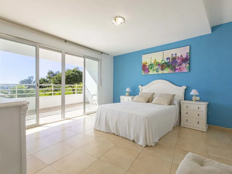 Exceptional apartment on the beachfront with spectacular sea views.
