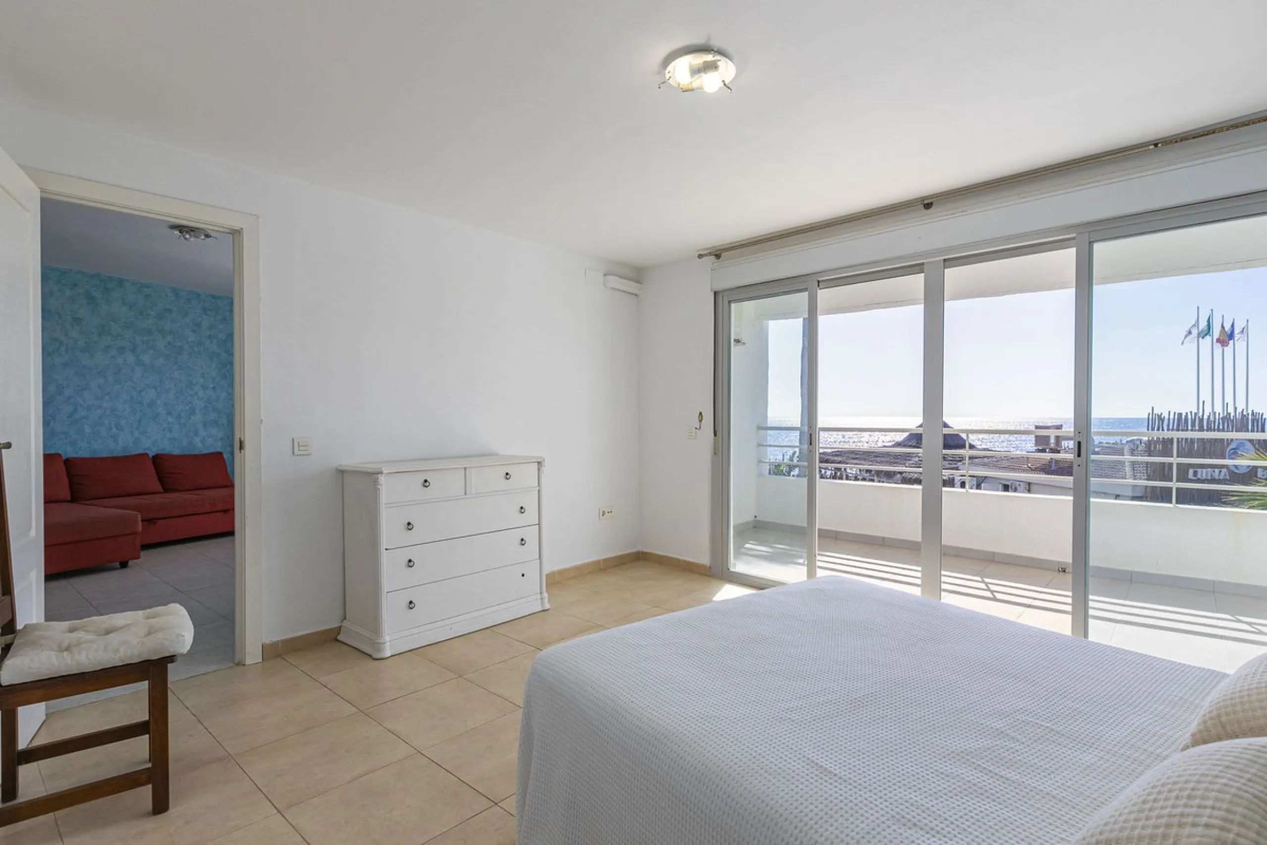 Exceptional apartment on the beachfront with spectacular sea views.