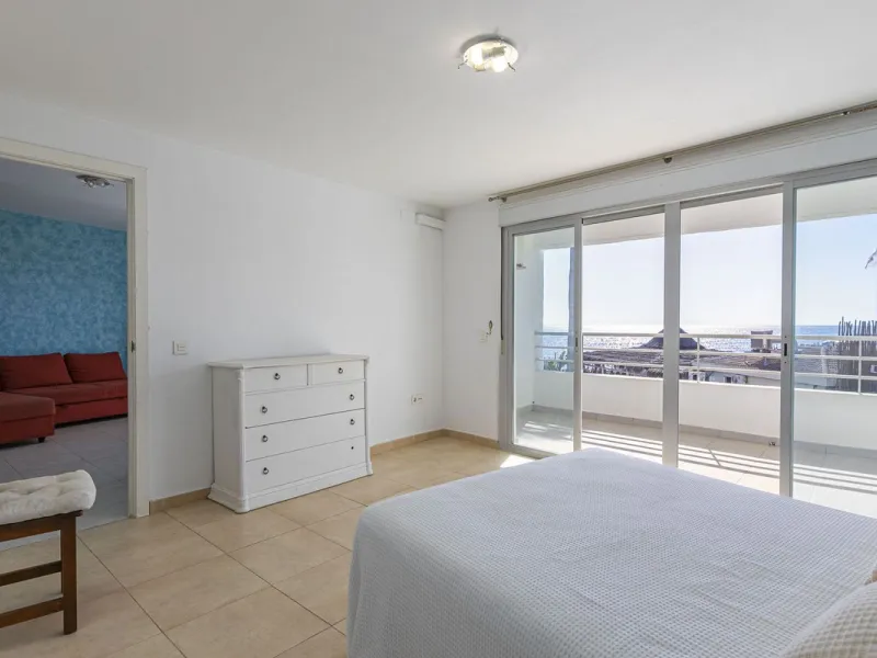 Exceptional apartment on the beachfront with spectacular sea views.