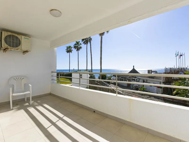 Exceptional apartment on the beachfront with spectacular sea views.