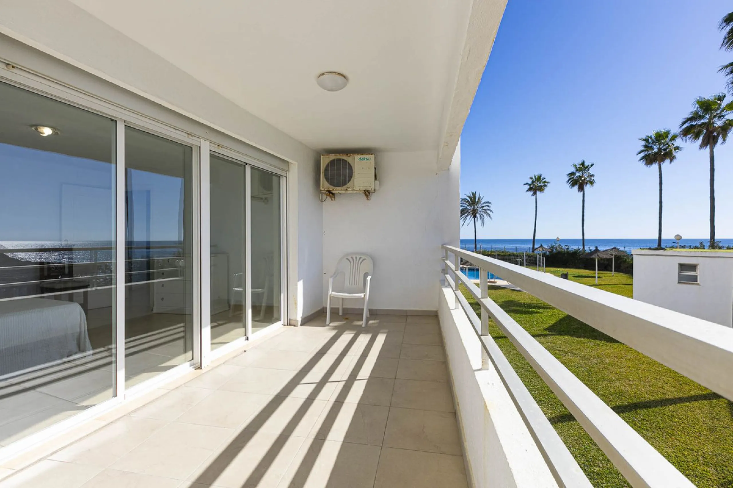 Exceptional apartment on the beachfront with spectacular sea views.