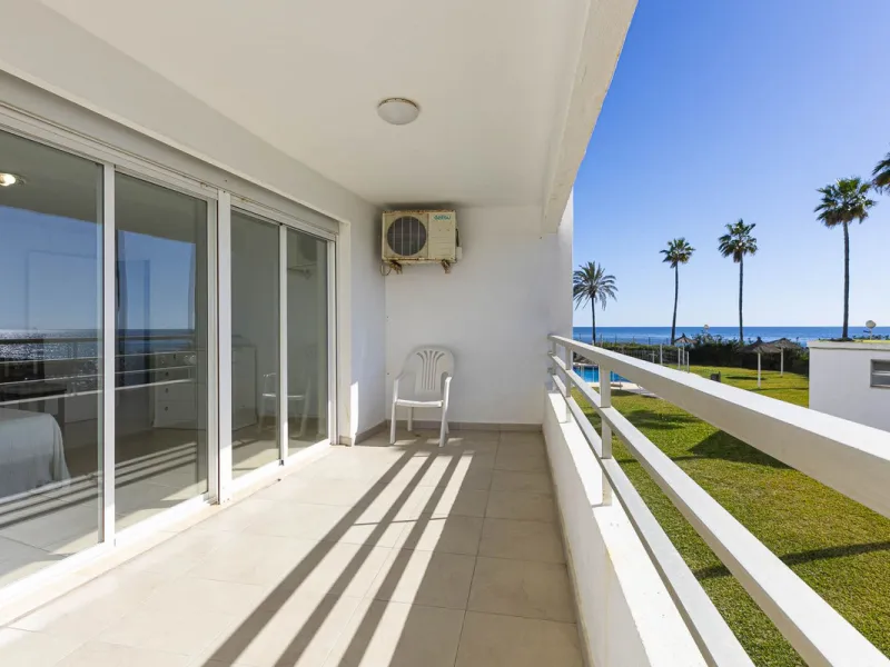 Exceptional apartment on the beachfront with spectacular sea views.