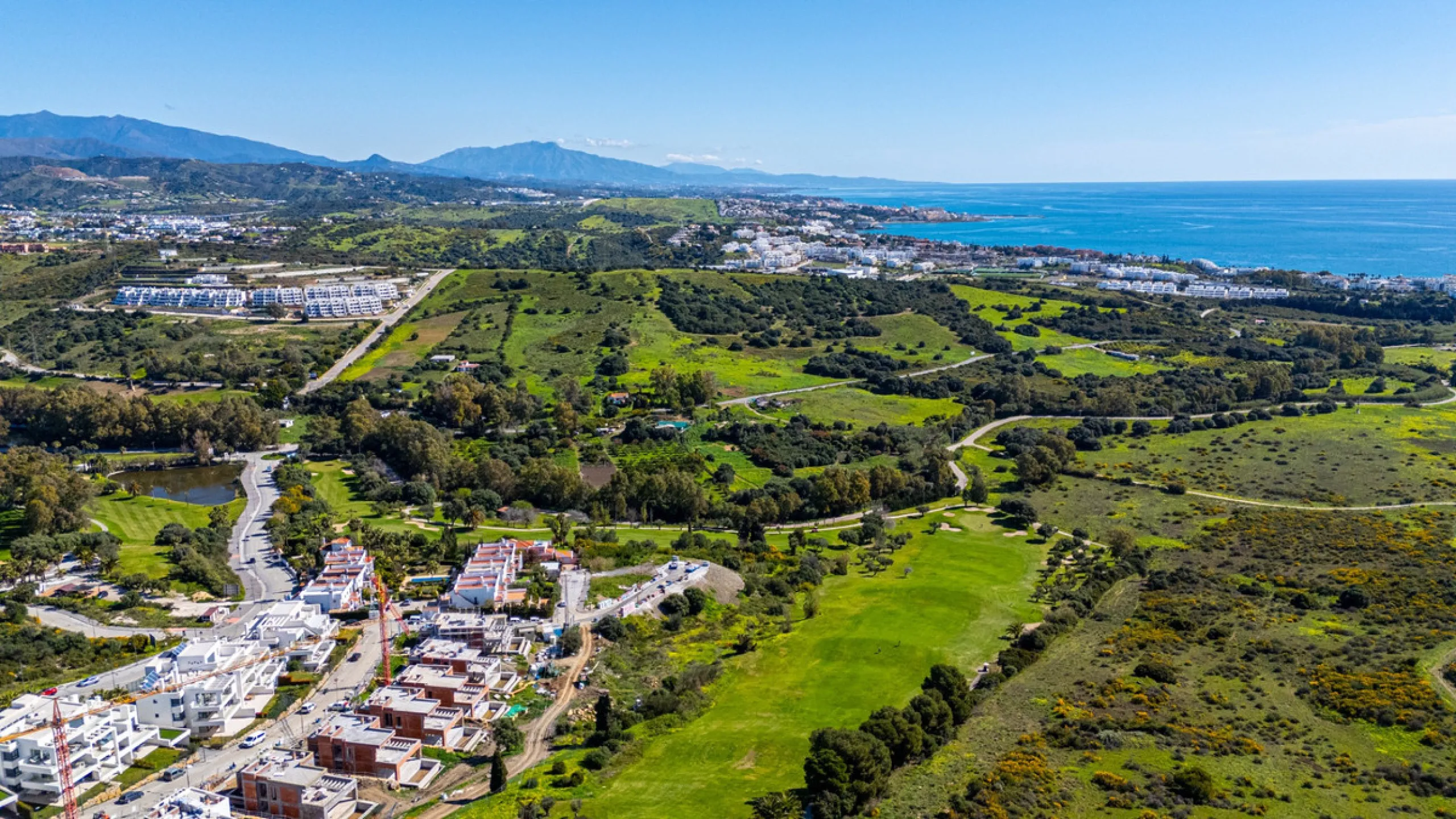 This stunning modern golf front apartment in Estepona with two bedrooms and two bathrooms. The property offers open views of the sea and mountains and is ready to move into. It sits in a well-kept urbanisation with a pool, gym and landscaped gardens. Furn