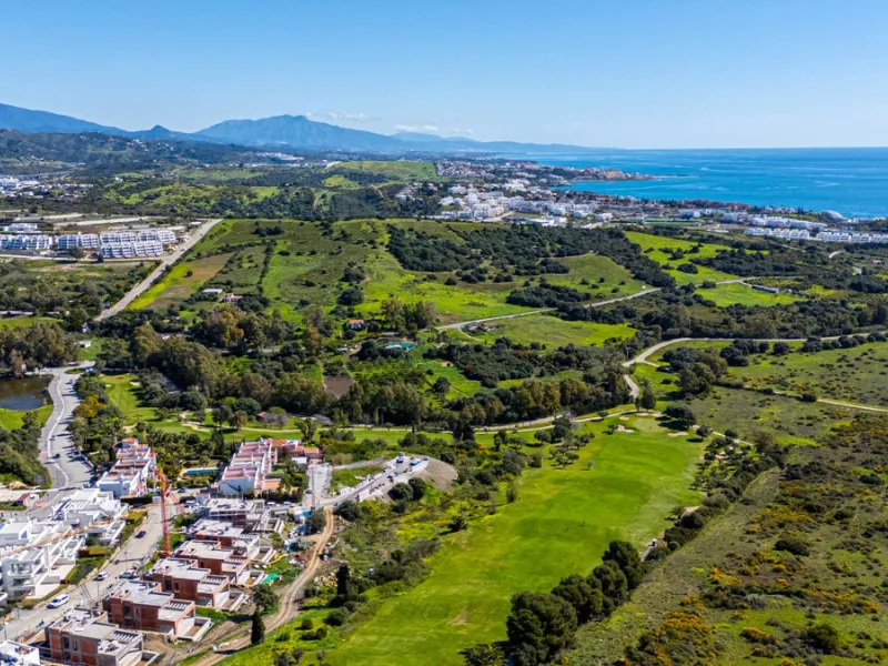 This stunning modern golf front apartment in Estepona with two bedrooms and two bathrooms. The property offers open views of the sea and mountains and is ready to move into. It sits in a well-kept urbanisation with a pool, gym and landscaped gardens. Furn