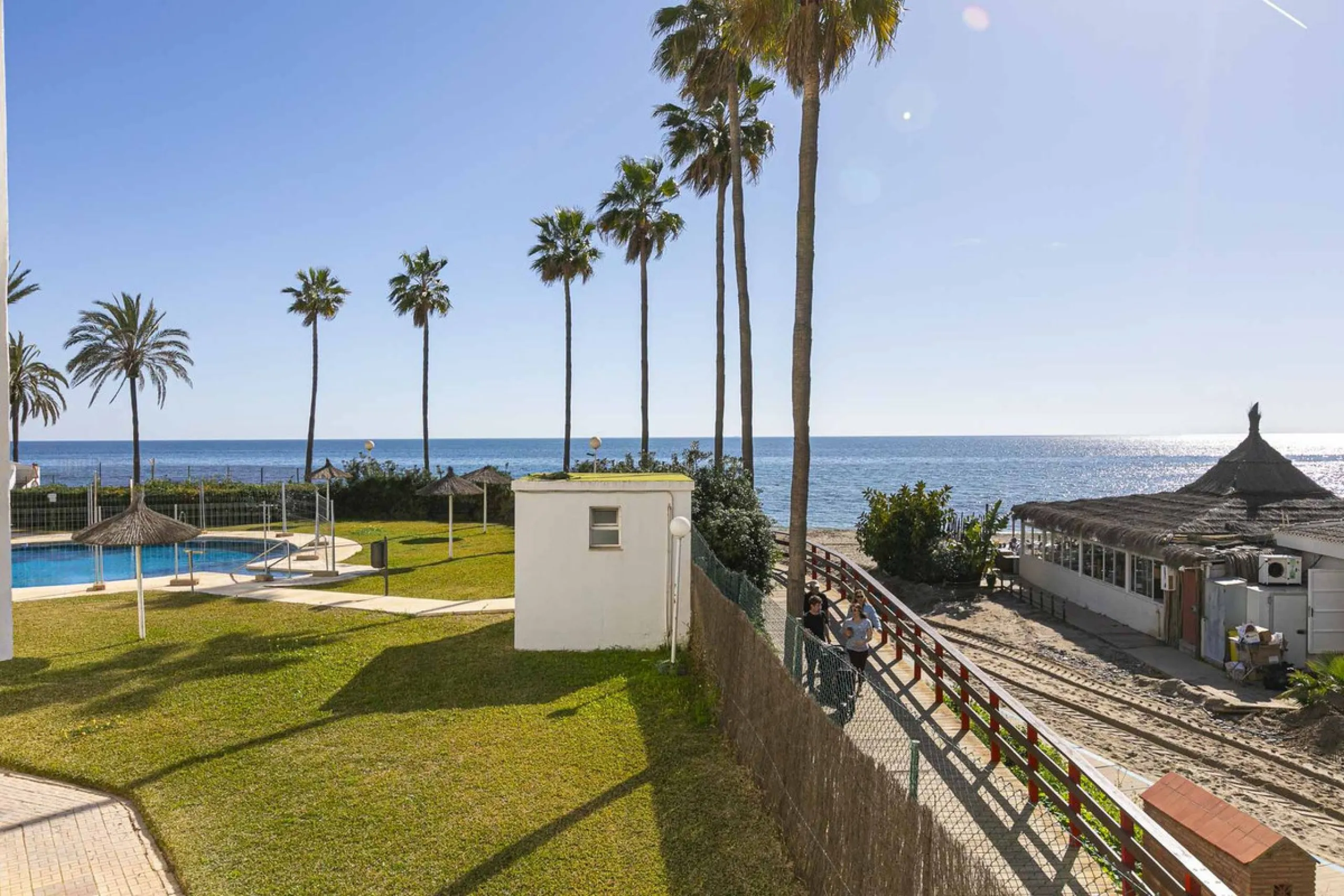 Exceptional apartment on the beachfront with spectacular sea views.