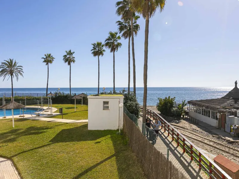 Exceptional apartment on the beachfront with spectacular sea views.