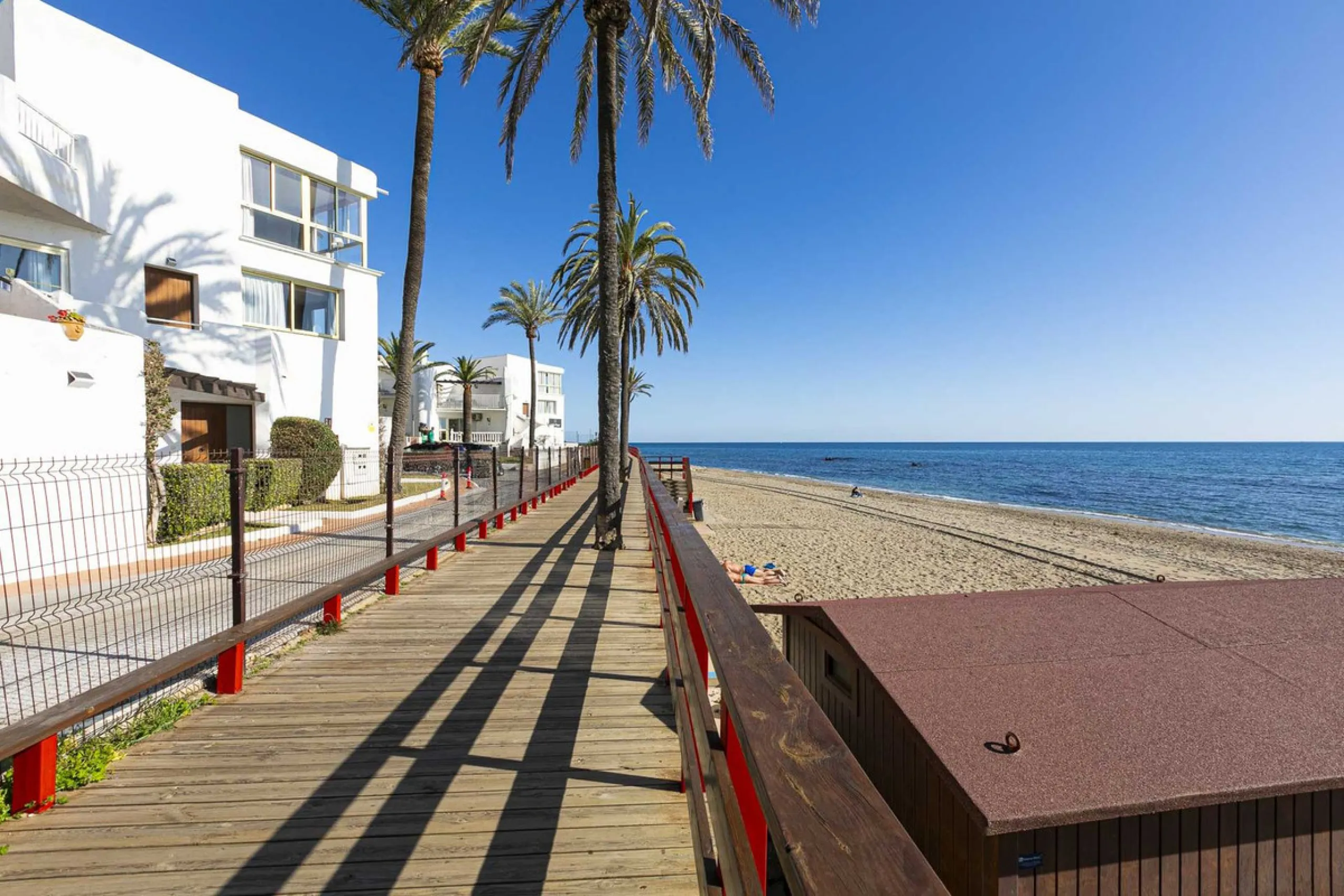 Exceptional apartment on the beachfront with spectacular sea views.